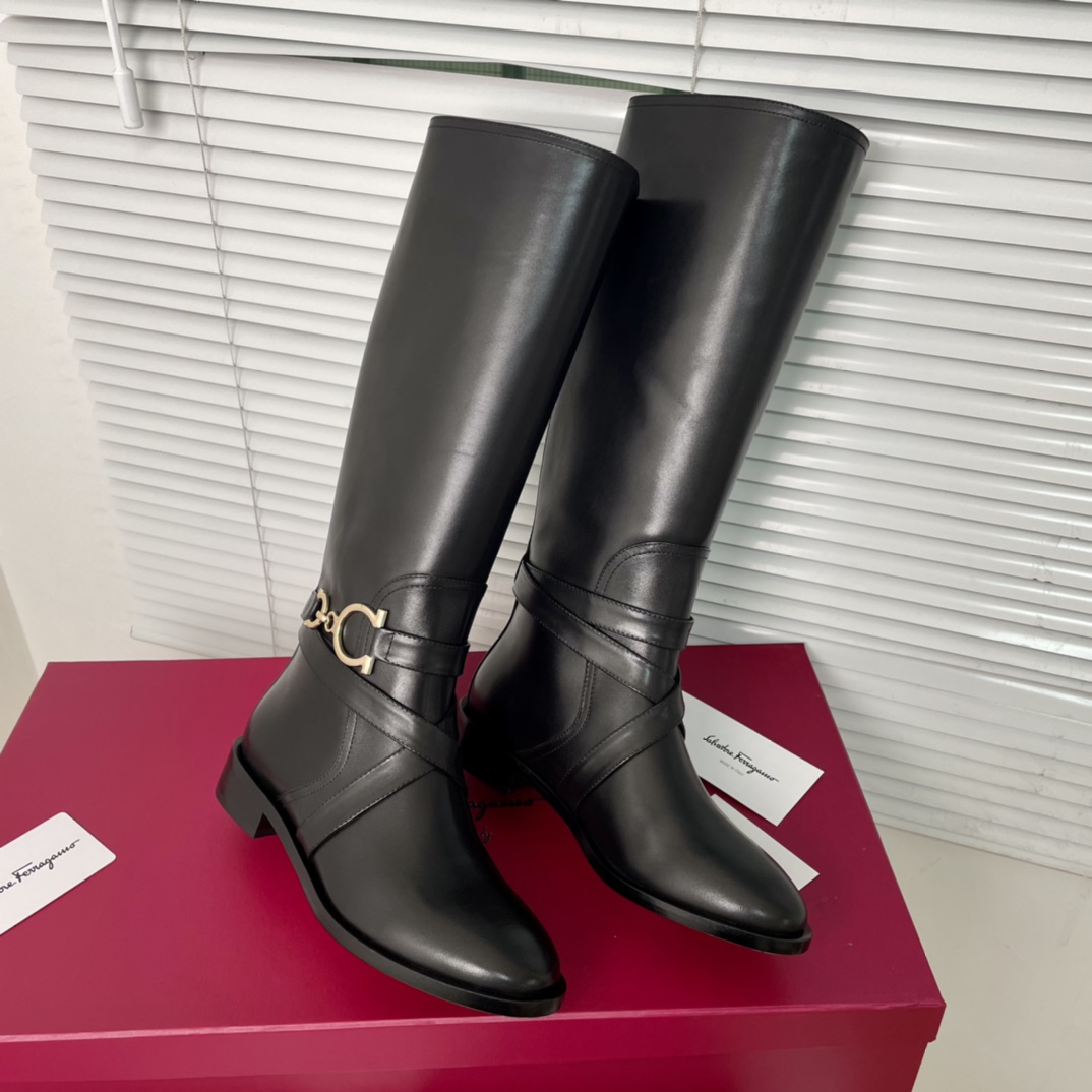Salvatore Ferragamo Gancini Boots: Design, Fabrics, and Features - 图片 3