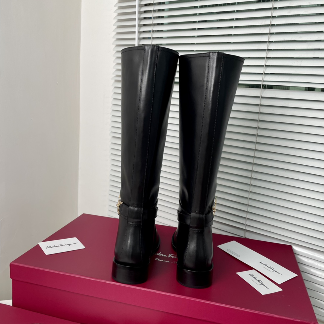 Salvatore Ferragamo Gancini Boots: Design, Fabrics, and Features - 图片 9