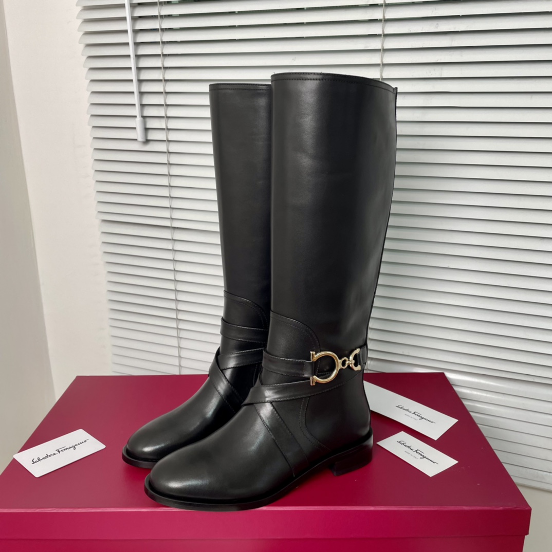 Salvatore Ferragamo Gancini Boots: Design, Fabrics, and Features - 图片 2