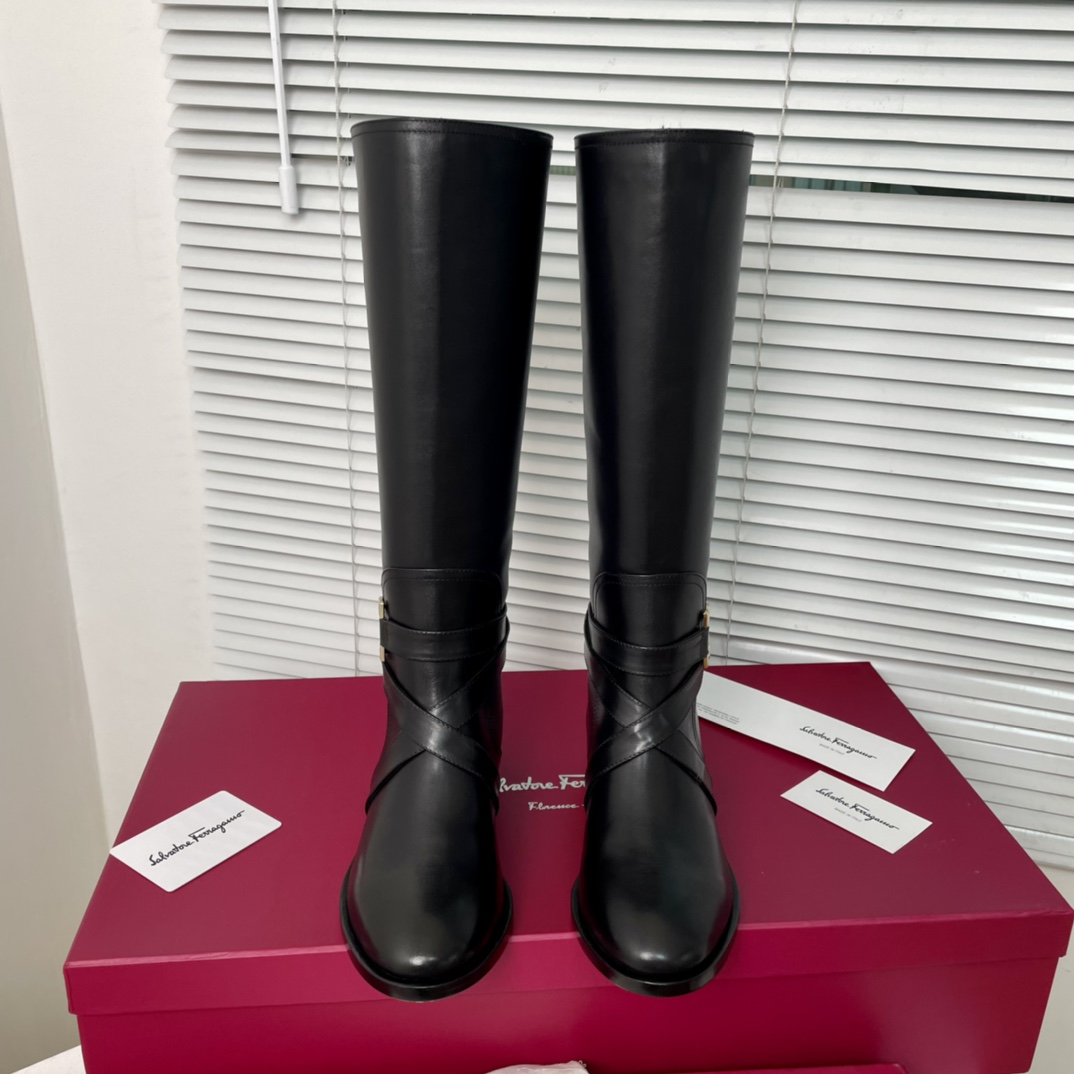 Salvatore Ferragamo Gancini Boots: Design, Fabrics, and Features - 图片 5