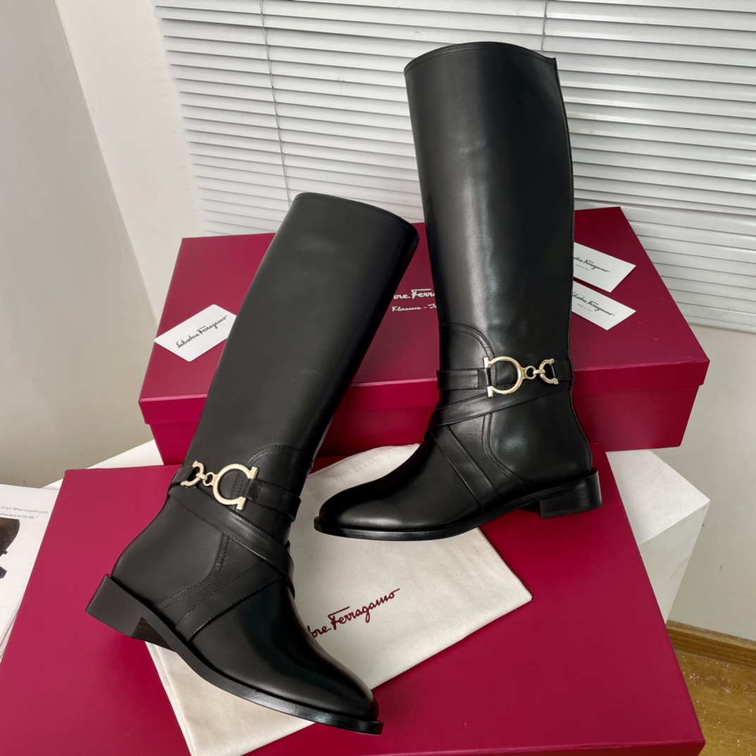 Salvatore Ferragamo Gancini Boots: Design, Fabrics, and Features - 图片 4