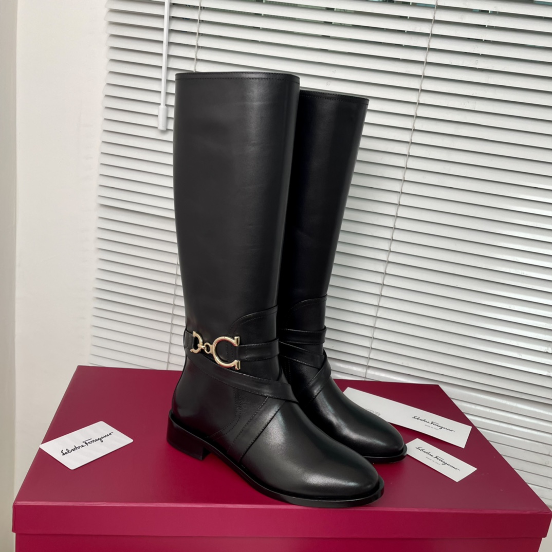 Salvatore Ferragamo Gancini Boots: Design, Fabrics, and Features - 图片 1