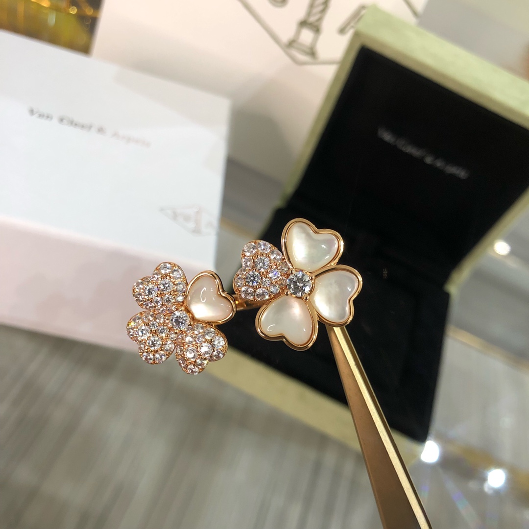 NO:634518,88300 [VCA Love Petal Ring] The counter is also called the Cosmos series. This series is designed with four slightly raised heart-shaped petals to form a lifelike flower ~ We use thick plating, inlay high-quality white shells, one-to-one cart stones, and assemble it in parts!  Every stone and every diamond is hand-set and set, and the diamonds are perfectly arranged in Z order~ It’s useless to say more!  See the real shot. The open ring is also fine-tuned, complete with logo stamp, ring, Cartier high-end jewelry1986090988300【VCA爱心花瓣戒指】专柜也叫大波斯菊系列,这个系列以四片稍稍扬起的心形花瓣为设计组成了一顿惟妙惟俏的花朵～ 我们采用厚镀,镶嵌优质白贝,一对一车拖石,分件组装！每一个石头每一颗钻石都为手工配拖镶嵌,钻石也完美按照Z顺序来排列～ 多说无益！看实拍 开口戒指也微调,logo钢印齐全,,ring,卡迪亚高端饰品,Jewelry