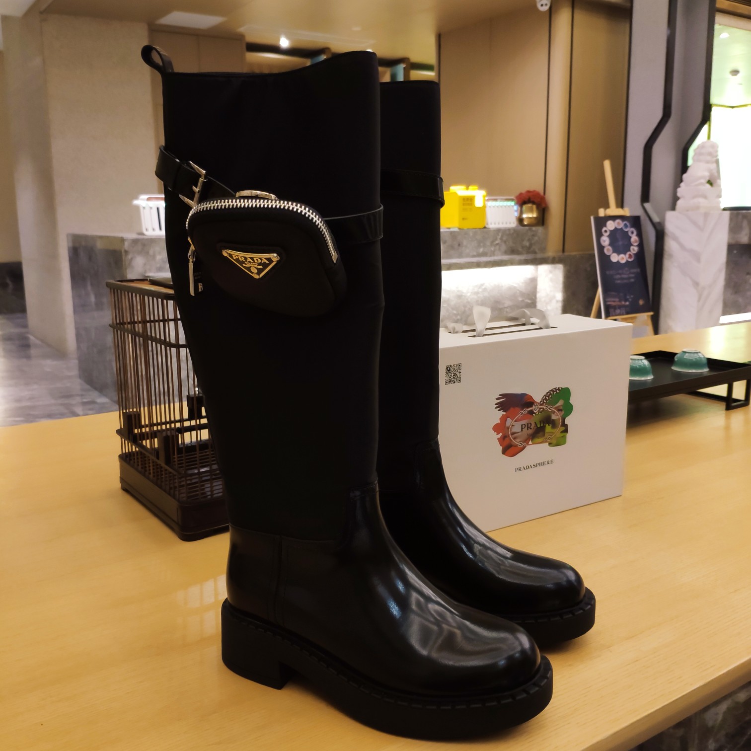 NO:543398,(The highest version of top-grade packaging) PRADA 5 new classic style knight boots in autumn and winter. Parachute cloth spliced ​​with open beads made of cowhide leather upper. Uniform price (A style fixed-sole thick heel round-toe wallet bag boots, B style combination thick heel genuine leather long sole light plate boots) Two styles, two outsoles and last shapes, the same upper production process and material. The latest official lines, one outsole is a new version of the molded TPu outsole, and the style continues the usual shape of Prada's one foot. The other is a large thick heel combination original color cow leather outsole.————————————————————————————————————————————————————————————————————————————————————————————————————————————————————————————————————————————————————————————————————————————————————————————————————————————————————————————————————————————————————————————————————————————————————————————————————————————————————————————————————————————————————————  The texture is reflected through simplicity and simplicity, from thick-soled sneakers to serrated short boots to cat heels in 2025, and it is full of excitement... The combination of gentleness and handsomeness is the same as the one in the body. The top-level open-edge beaded cowhide with the original triangle logo logo metal buckle, the triangle logo feels the same as the original, the inner part of the mixed-bred sheepskin is breathable and comfortable, the umbrella cloth splicing cowhide, the wallet bag can be detached, and it is multi-functional. Heel height is 5.5cm, on sale in stock Size: 35-39 (34, 40, 41 customized) Exclusive white high-end original magnet large box packaging accessories Black and white.  Open bead patent leather fabric, lambskin inner and footrest., boots, prada, prada, boots, sneakers, wallets, cowhide, sheepskin, Leather soles19860909(顶级包装配套最高版本) PRADA 5普拉达秋冬新款经典型款式骑士靴. 降落伞布拼接开边珠材质牛皮鞋面制作. 统一价 （A款定形底粗跟圆头钱包袋长靴、B款组合粗跟真皮大底光板长靴）两种款式,两种大底和楦形,同样的鞋面制作工艺与材质.官方最新线条,一款大底是新版成型TPu大底更加柔软轻便,款式延续了普拉达一贯的一脚蹬形状.另一款为大粗跟组合原色牛真皮大底.————————————————— 各界网红同款,时髦百搭nice单品,意大利专柜代购原版鞋开发,1比1照足原味复刻.今年的主题就是不被定义 通过简单简洁体现质感从厚底运动鞋到锯齿短靴再到2025年的猫跟鞋 处处都流露着必爆气势…集温柔和帅气为一身 休闲骑士靴也是小女人的点睛之笔 顶级开边珠牛皮搭配原版三角标Logo金属扣配制,三角标触感凹凸感和原版一致,混种羊皮内里透气舒适,伞布拼接牛皮工艺,钱包袋可拆卸下来,多功能使用配戴. 跟高5.5cm 现货发售 Size: 35-39（34,40,41订做） 独家白色高端原版磁铁大盒包装配件 黑色、白色. 开边珠漆皮面料,小羊皮内和垫脚.,靴子,prada,prada,boots,sneakers,wallets,cowhide,sheepskin,Leather soles,Women's Shoes