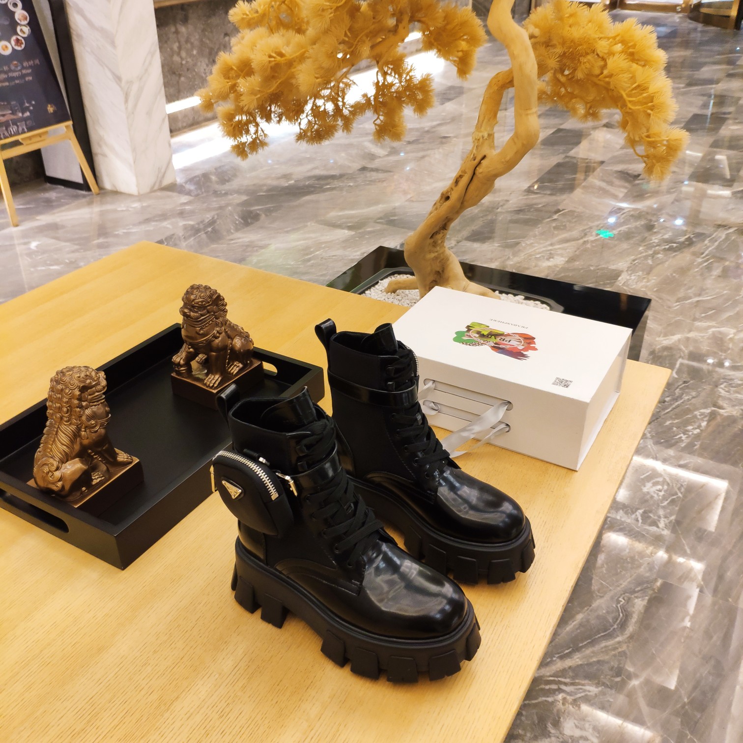 NO:543406,(The highest version of top packaging) PRADA 5 new Prada autumn and winter style latest ultra-light running casual thick-soled laces, sports wallet bag Martin boots. ——————————————————————————————————————————————————————————————————————————————————————————————————————————————————————————————————————————————————————————————————————————————————————————————————————————————————————————————————————————————————————————————————————————————————————————————————————————————————————————————————————————————————————————————————————————————————————————————————————————————————————————————————————————————————————————————————————————————————  The original 1:1 open mold TPU large bottom, the new last line is upgraded and modified, the official latest line, the big bottom is a new version of the molded big bottom, which is different from the old version of the big bottom. Pay attention to the distinction. The 'X-shaped + three-point' bottom is softer and lighter, and the style continues Prada's usual one-step shape. The top-level open-edge beaded cowhide is matched with the original triangle logo logo metal buckle. The triangle logo feels the same as the original. The inner part of the mixed-bred sheepskin is breathable and comfortable. It uses imported nylon fabric splicing and opening beaded cowhide technology. The wallet bag can be detached and worn for multi-functional use. Heel height is 5.5cm on sale in stock. Size: 35-39 (34, 40, 41 customized) Exclusive white high-end original magnet large box packaging accessories Black and white.  Open bead patent leather fabric, lambskin inner and footrest., boots, prada, prada, boots, sneakers, wallets, cowhide, sheepskin19860909(顶级包装配套最高版本) PRADA 5普拉达秋冬新款最新超轻跑步休闲厚底系带、运动型钱包袋马丁靴. —————————————————  P家T台走秀网红同款小清新风带点贵气的感觉,上脚非常完美 穿搭配上此鞋,优雅大方,定制原版材质 各种元素结合,具有极浓的艺术气息,百变风格. 各界网红同款,时髦百搭nice单品,意大利专柜代购原版鞋开发,1比1照足原味复刻.今年的主题就是不被定义 通过简单简洁体现质感从厚底运动鞋到锯齿短靴再到2025年的猫跟鞋 处处都流露着必爆气势…集温柔和帅气为一身 运动马丁靴也是小女人的点睛之笔 原版1:1开模TPU大底,新款楦型线条升级修改,官方最新线条,大底是新版成型大底,与老版的大底有所区别,注意区分,底部“X形+三点”大底更加柔软轻便,款式延续了普拉达一贯的一脚蹬形状. 顶级开边珠牛皮搭配原版三角标Logo金属扣配制,三角标触感凹凸感和原版一致,混种羊皮内里透气舒适,釆用进口尼龙面料拼接开边珠牛皮工艺,钱包袋可拆卸下来,多功能使用配戴. 跟高5.5cm 现货发售 Size: 35-39（34,40,41订做） 独家白色高端原版磁铁大盒包装配件 黑色、白色. 开边珠漆皮面料,小羊皮内和垫脚.,靴子,prada,prada,boots,sneakers,wallets,cowhide,sheepskin,Women's Shoes