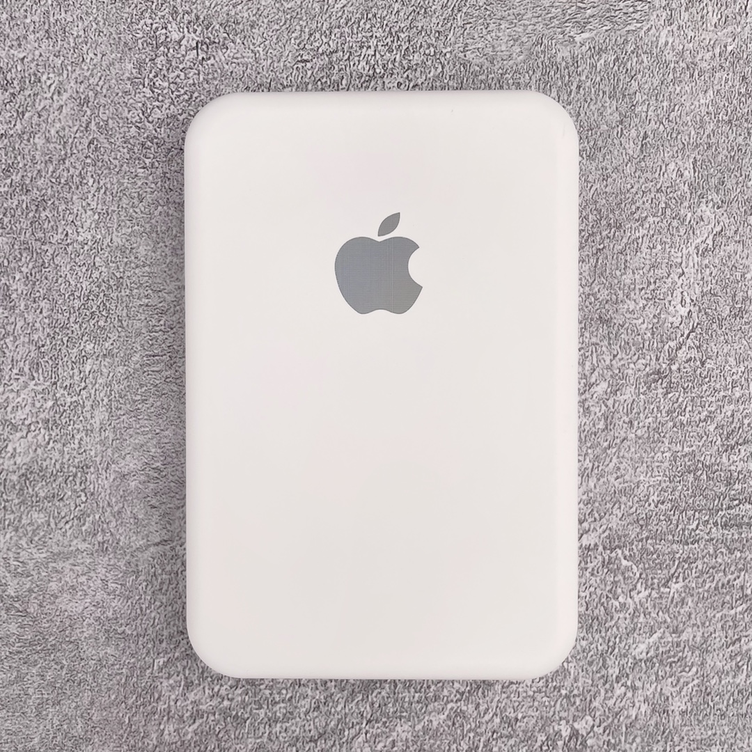 本地放💰80
苹果无线磁吸充电宝 官网可查‼️
iPhone 12机型可吸附手机上 不会掉
带弹窗效果 电量可以冲满手机1-2次。
外观不磨损支持退换 批发来谈!