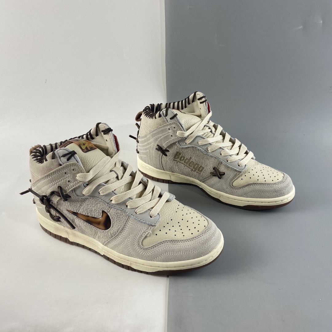 P480   Bodegar X NIKE SB Dunk High”Sail/Friends and Family”扣篮系列高帮休闲运动滑板板鞋“皮革米白棕缝合拼接” CZ8125-100