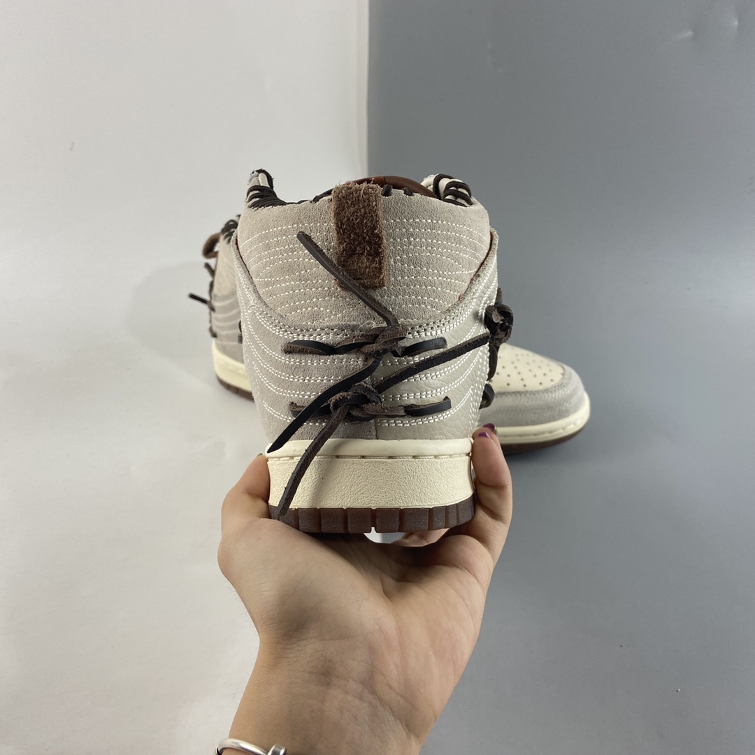 P480   Bodegar X NIKE SB Dunk High”Sail/Friends and Family”扣篮系列高帮休闲运动滑板板鞋“皮革米白棕缝合拼接” CZ8125-100