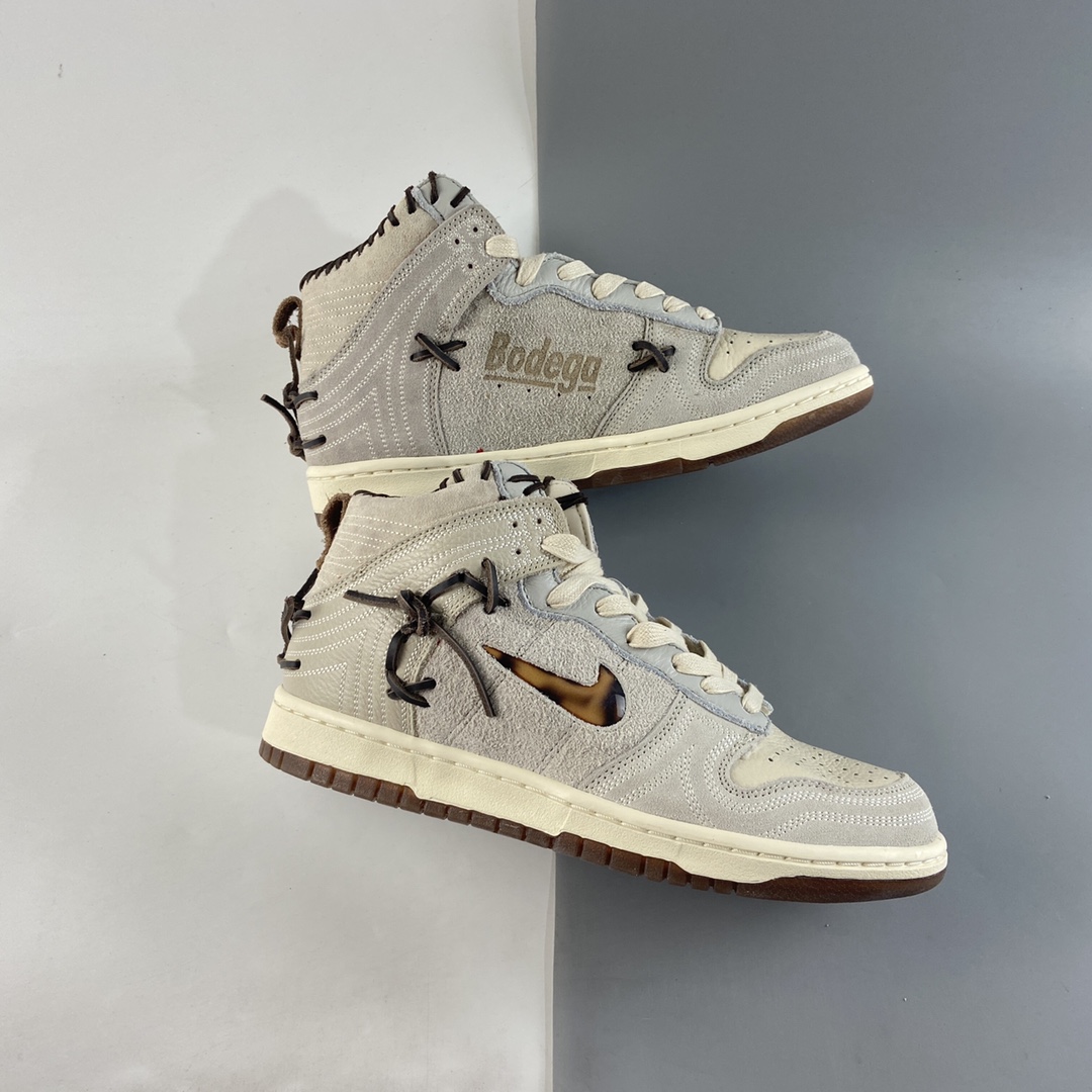 P480   Bodegar X NIKE SB Dunk High”Sail/Friends and Family”扣篮系列高帮休闲运动滑板板鞋“皮革米白棕缝合拼接” CZ8125-100