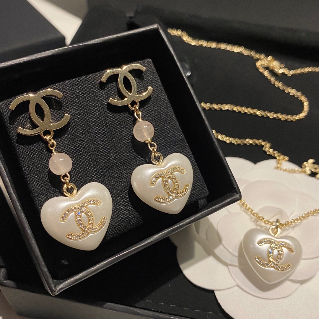 NO:104924,Necklace 68 number XXL0120 Bracelet 68 number XSL0044 Earrings 65 number XED0724 Love earrings necklace bracelet Ch@nel Gentle Peach Heart Girl Heart Series Pearl Love Pink Glazed Elements, Jewelry Boutique, Necklace, Bracelet19860909项链68编号XXL0120 手链68编号XSL0044 耳钉65编号XED0724 爱心耳钉项链手链 Ch@nel 温柔桃心少女心系列 珍珠 爱心 粉琉璃元素,饰品精品,necklace,bracelet,Jewelry
