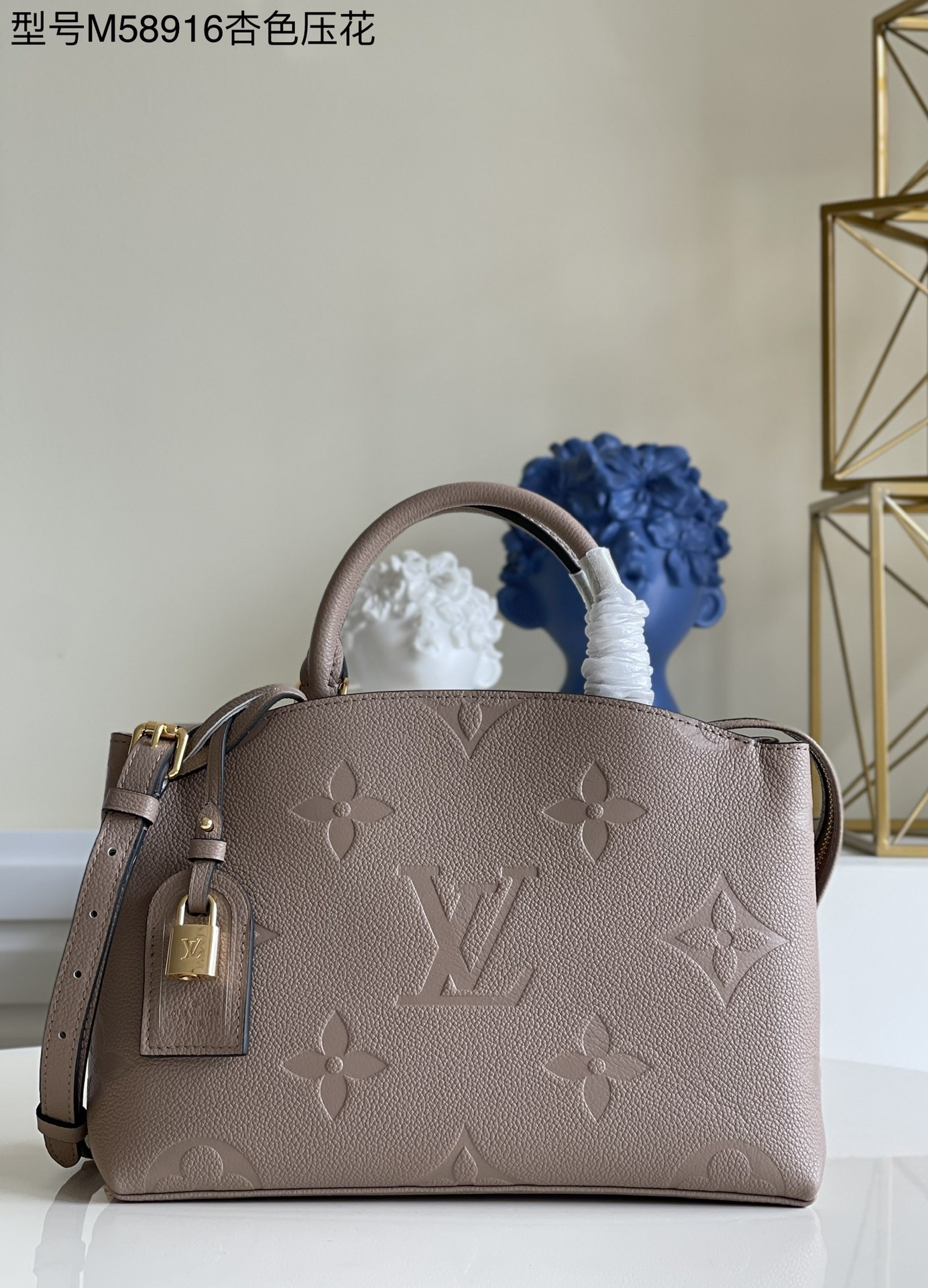 NO:397730,【Exclusive real photo of M58916 apricot embossed】M58913 Petit Palais handbag is made of grain leather with oversized Monogram flowers and LV letters, and then it pays tribute to Louis Vuitton's box making tradition with padlocks and leather brands. The removable and adjustable shoulder straps enable the choice of shoulder and crossbody, and the exquisite configuration is suitable for attending daytime occasions. Detailed features 29 x 18 x 12.5 cm J.,LV [original leather],alaia,louis vuitton,louis vuitton19860909【独家实拍M58916杏色压花】M58913 Petit Palais 手袋为粒面皮革压印超大 Monogram 花卉和 LV 字母,再以挂锁和皮革名牌致敬路易威登的制箱传统.可拆卸并调节的肩带实现肩背和斜挎选择,考究构型适宜出席日间场合. 详细特征29 x 18 x 12.5 厘米 J.,LV【原厂皮】,alaia,louis vuitton,louis vuitton,Bag