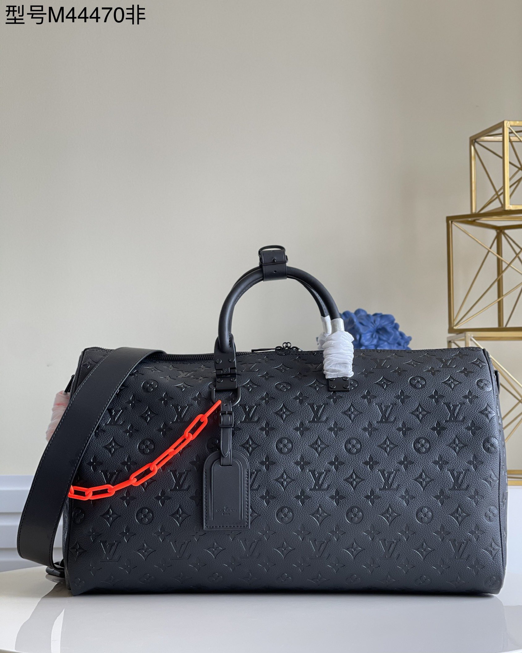 NO:397732,[Exclusive real-life M44470 embossed] This Keepall is made of soft Taurillon leather, with elegant black tones, embellishing the brand's traditional Monogram embossed pattern. It is matched with matte metal parts to achieve a minimalist design, and the cabin luggage size is suitable for short trips. E. 110 [Warm reminder that this travel bag is too big and does not match the packaging!  】,LV【Original Skin】,louis vuitton19860909【独家实拍M44470压花】本款 Keepall 由柔软 Taurillon 皮革制成,选用优雅的黑色色调,点缀品牌传统的 Monogram 压纹图案.搭配哑光金属件,成就极简主义设计,机舱行李尺寸适宜短途旅行.E. 110【温馨提示此款旅行袋太大,不配包装！】,LV【原厂皮】,louis vuitton,Bag