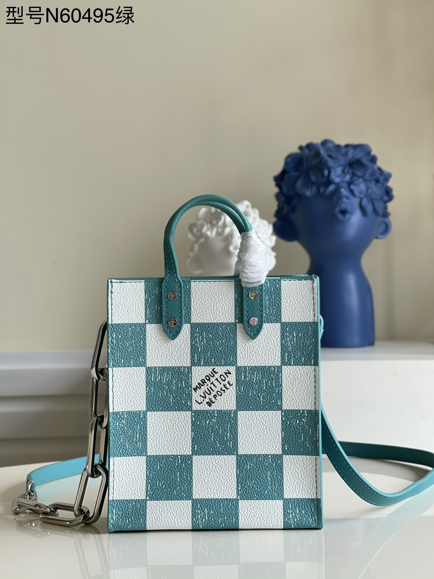 NO:397894,【Exclusive real photo N60495 green】M69442 Virgil Abloh looks back at the Louis Vuitton collection Sac Plat handbag, which is made up of this Sac Plat XS handbag with soft lines and small sizes, and then lays the hand-painted Damier checkerboard pattern for cowhide, with the top handle and removable and adjustable shoulder strap. Detailed features 16 x 19.5 x 5.5 cm T.,LV [original leather],louis vuitton,louis vuitton,cowhide19860909【独家实拍N60495绿】M69442 Virgil Abloh 回望路易威登典藏 Sac Plat 手袋,以柔和线条和小巧尺寸巧构此款 Sac Plat XS 手袋,再为牛皮铺陈手绘效果 Damier 棋盘格纹,搭配顶部手柄和可拆卸并调节的肩带.详细特征16 x 19.5 x 5.5 厘米 T.,LV【原厂皮】,louis vuitton,louis vuitton,cowhide,Bag