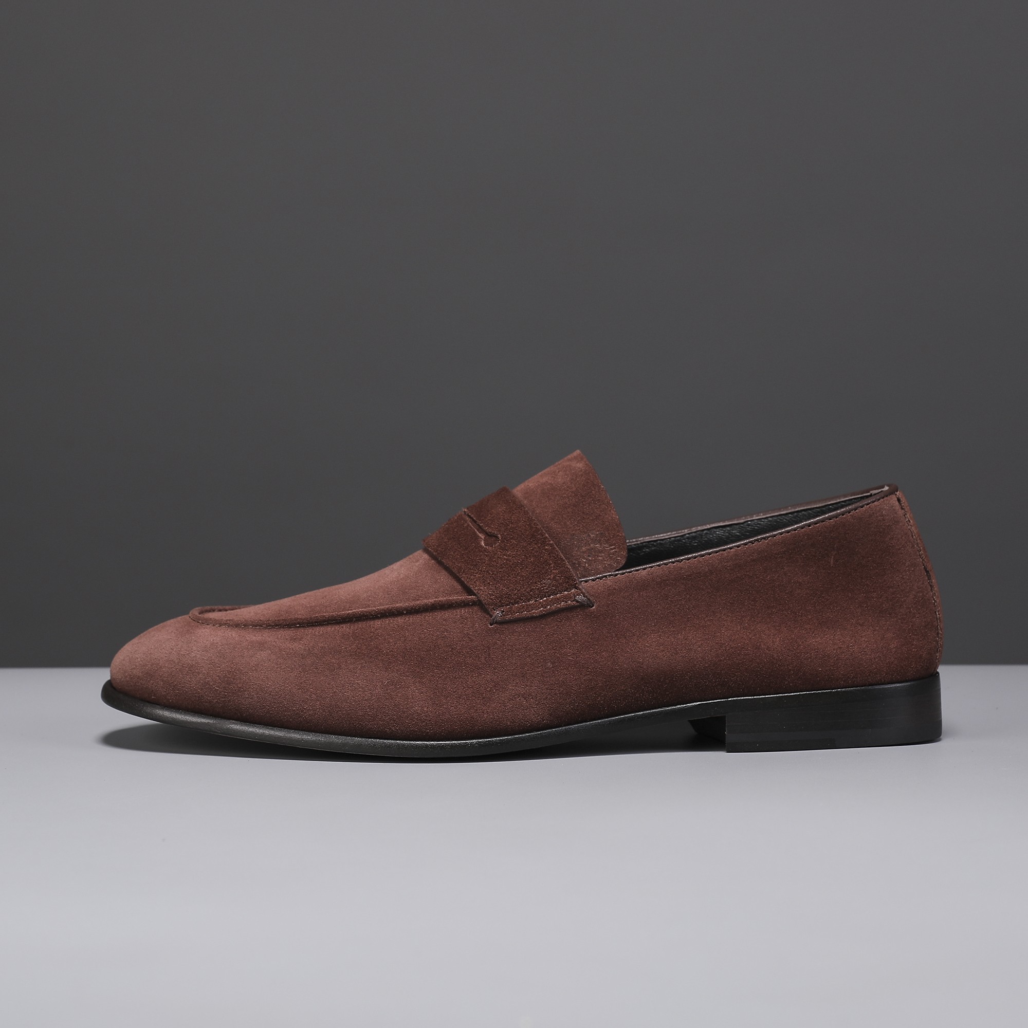 .New Zeg-L'Asola Loafer FlatsLos detalles de ojales a medida de L'Asola se inspiran en los trajes de