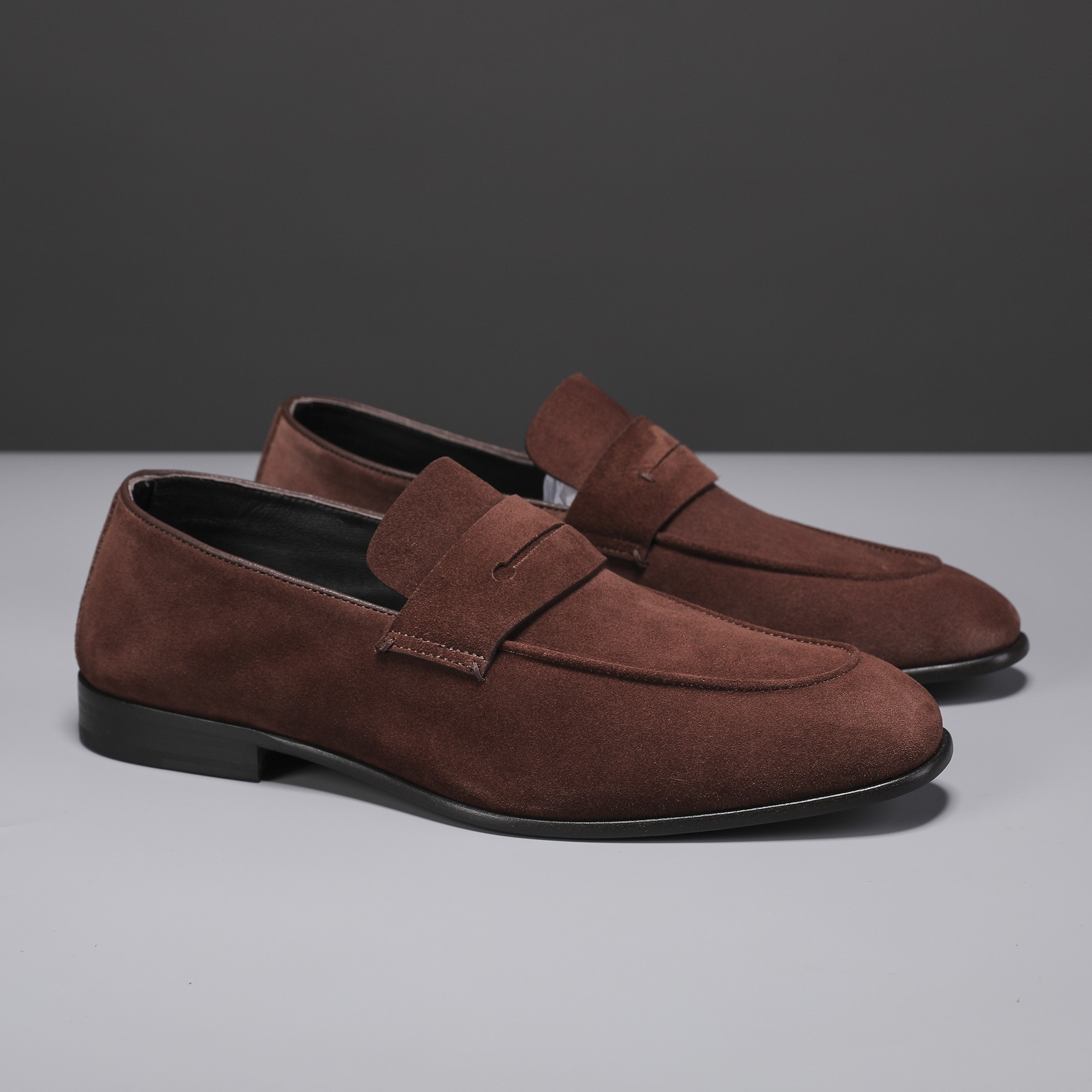 .New Zeg-L'Asola Loafer FlatsLos detalles de ojales a medida de L'Asola se inspiran en los trajes de