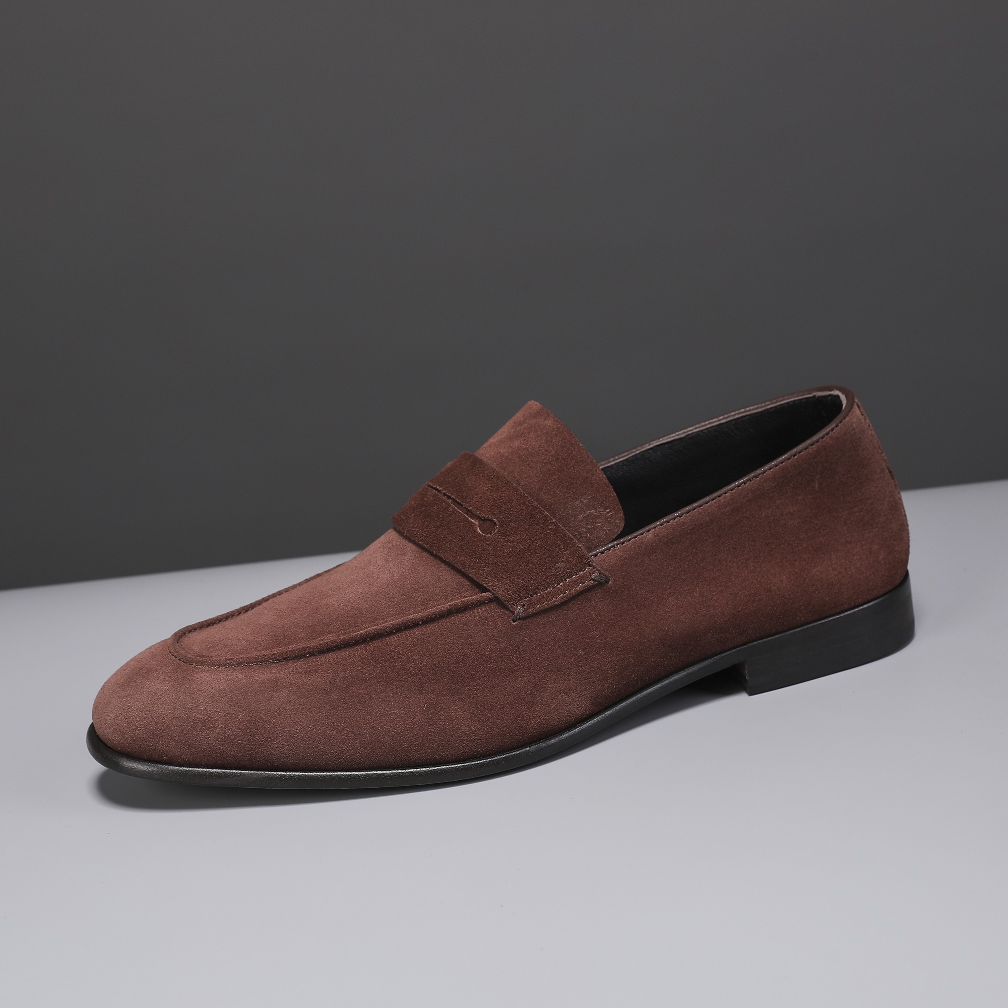 .New Zeg-L'Asola Loafer FlatsLos detalles de ojales a medida de L'Asola se inspiran en los trajes de