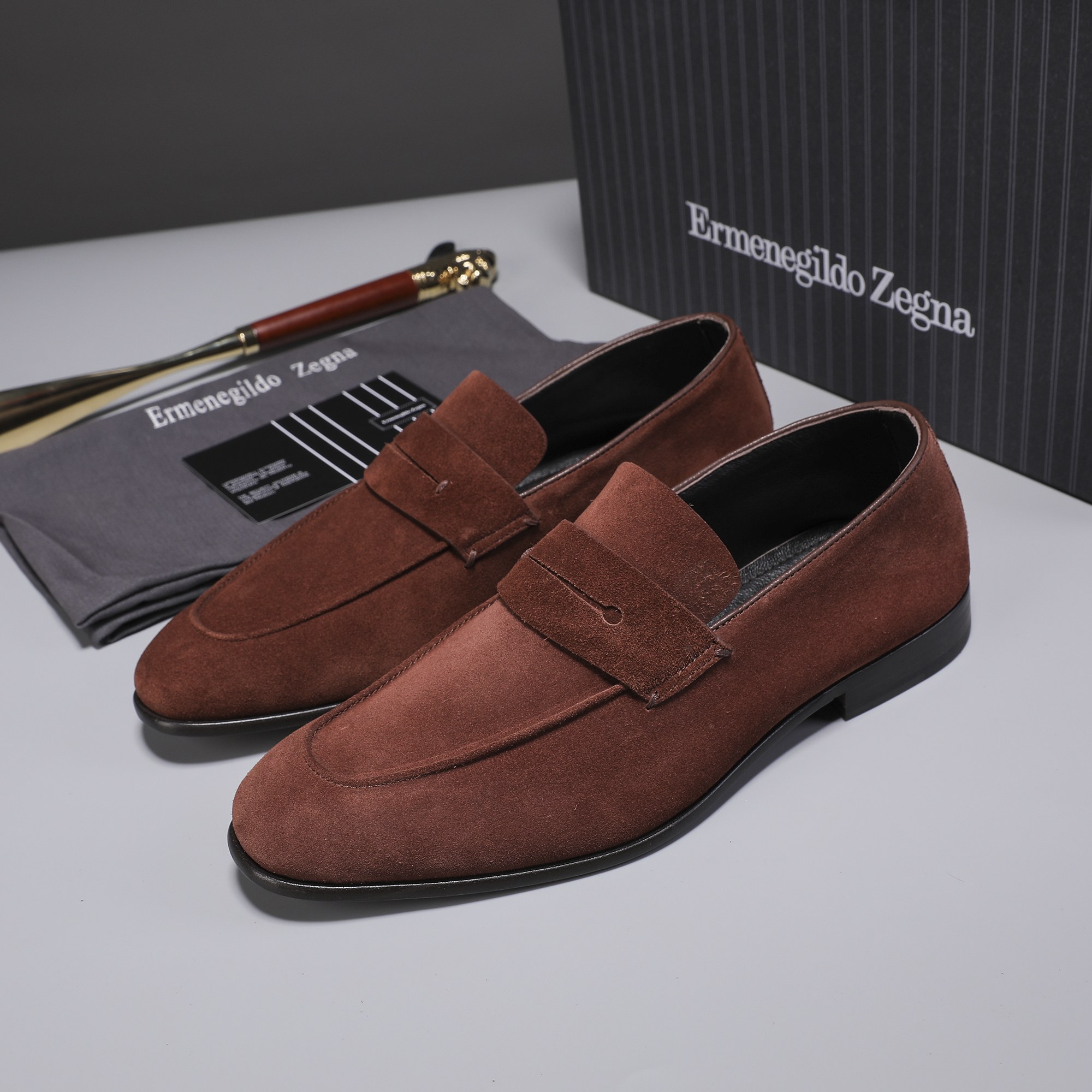 .New Zeg-L'Asola Loafer FlatsLos detalles de ojales a medida de L'Asola se inspiran en los trajes de