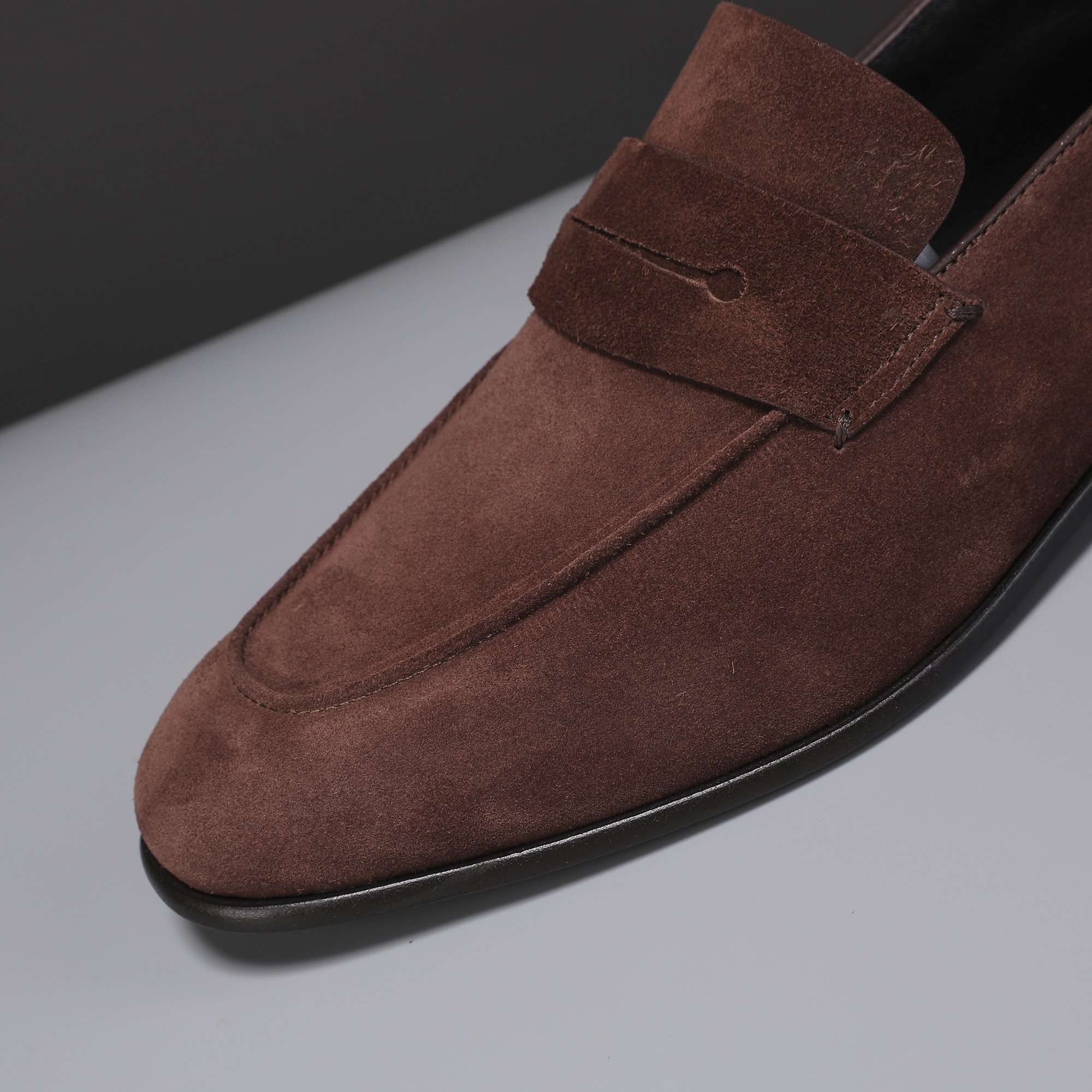 .New Zeg-L'Asola Loafer FlatsLos detalles de ojales a medida de L'Asola se inspiran en los trajes de