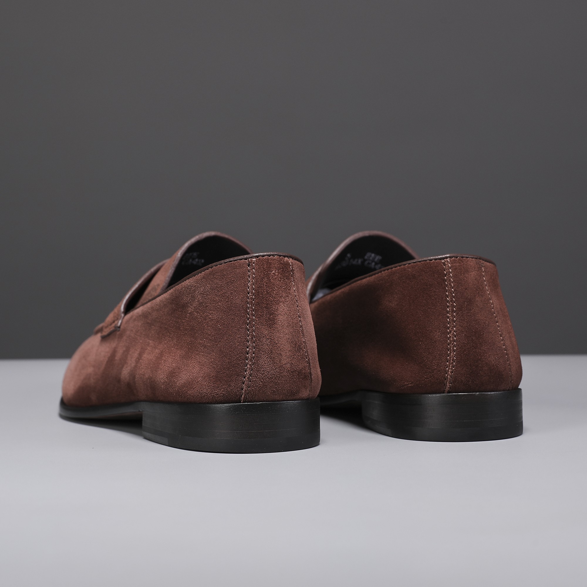 .New Zeg-L'Asola Loafer FlatsLos detalles de ojales a medida de L'Asola se inspiran en los trajes de
