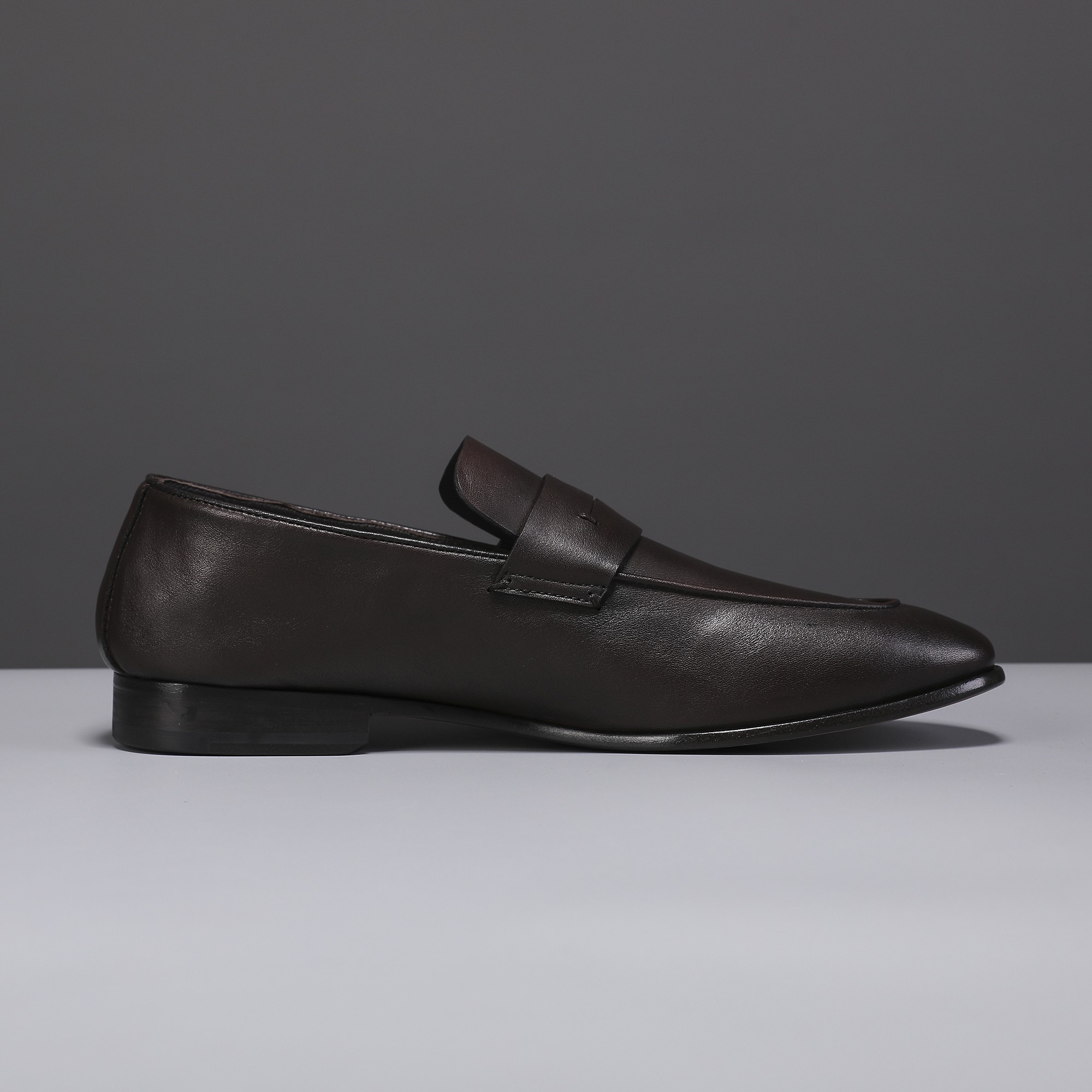 .New Zeg-L'Asola Loafer FlatsLos detalles de ojales a medida de L'Asola se inspiran en los trajes de