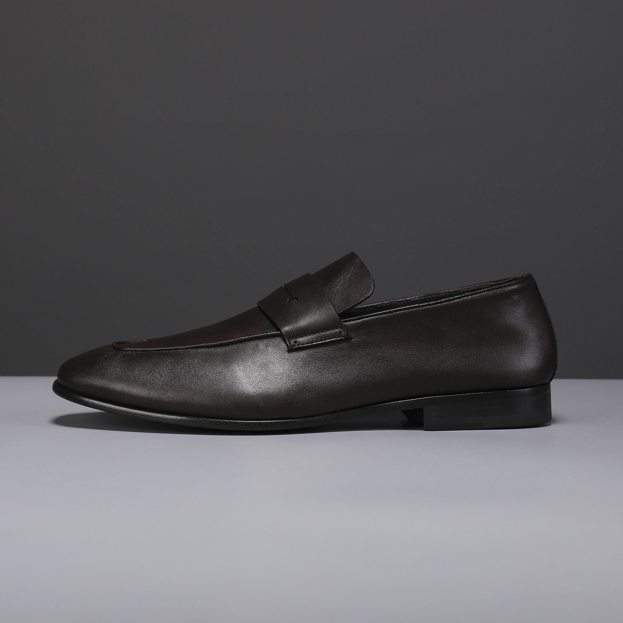 .New Zeg-L'Asola Loafer FlatsLos detalles de ojales a medida de L'Asola se inspiran en los trajes de