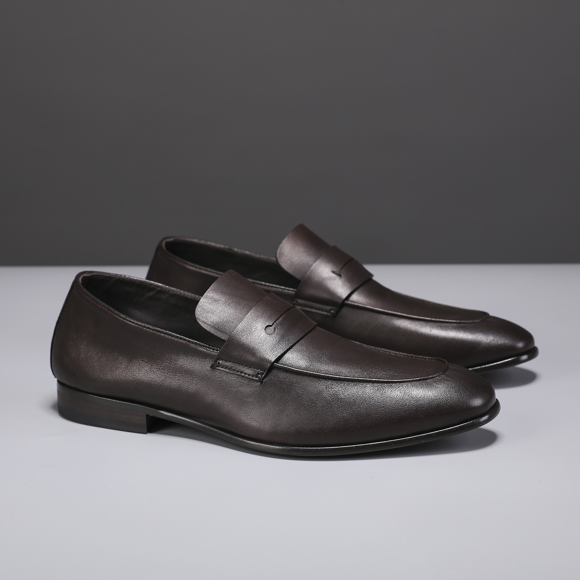 .New Zeg-L'Asola Loafer FlatsLos detalles de ojales a medida de L'Asola se inspiran en los trajes de