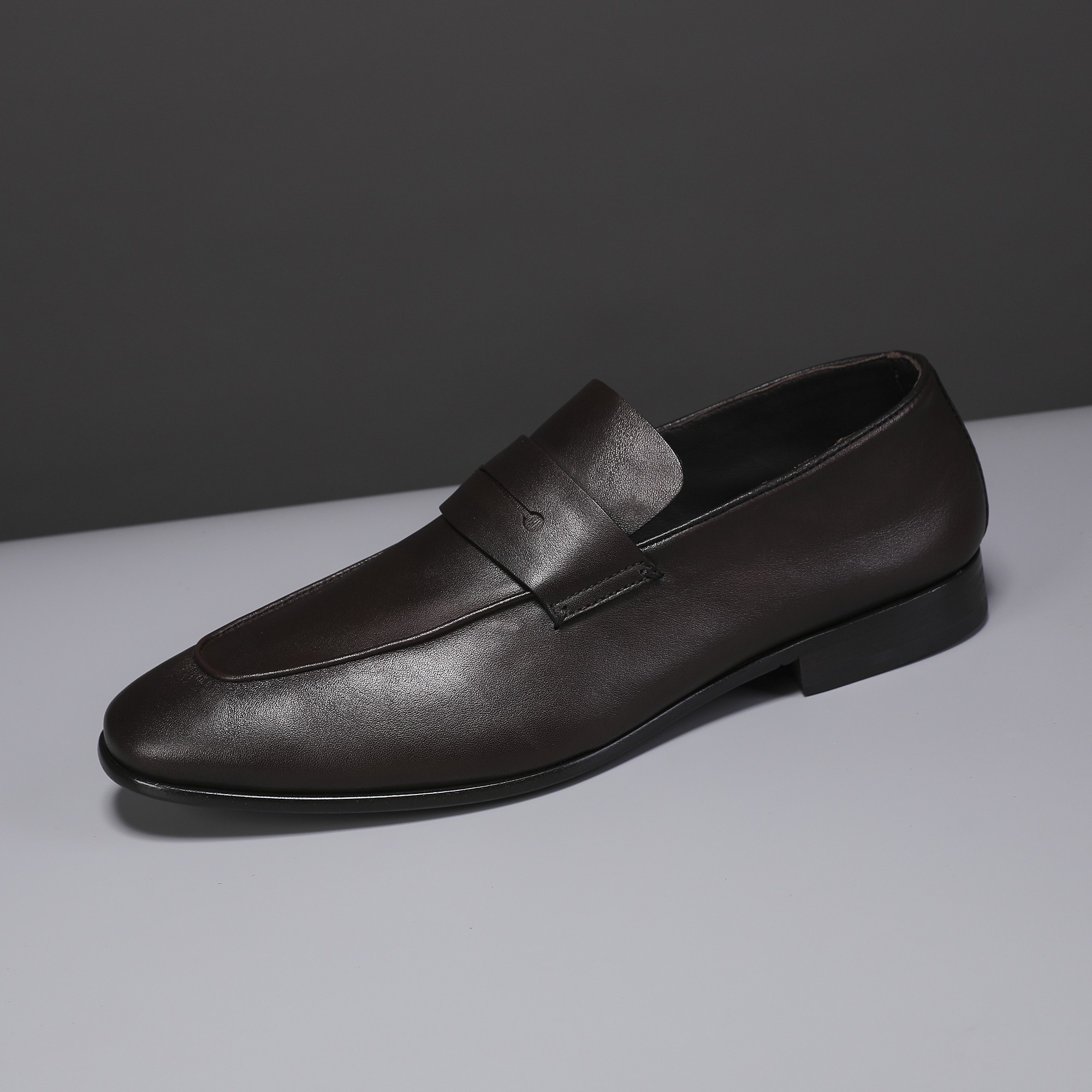 .New Zeg-L'Asola Loafer FlatsLos detalles de ojales a medida de L'Asola se inspiran en los trajes de