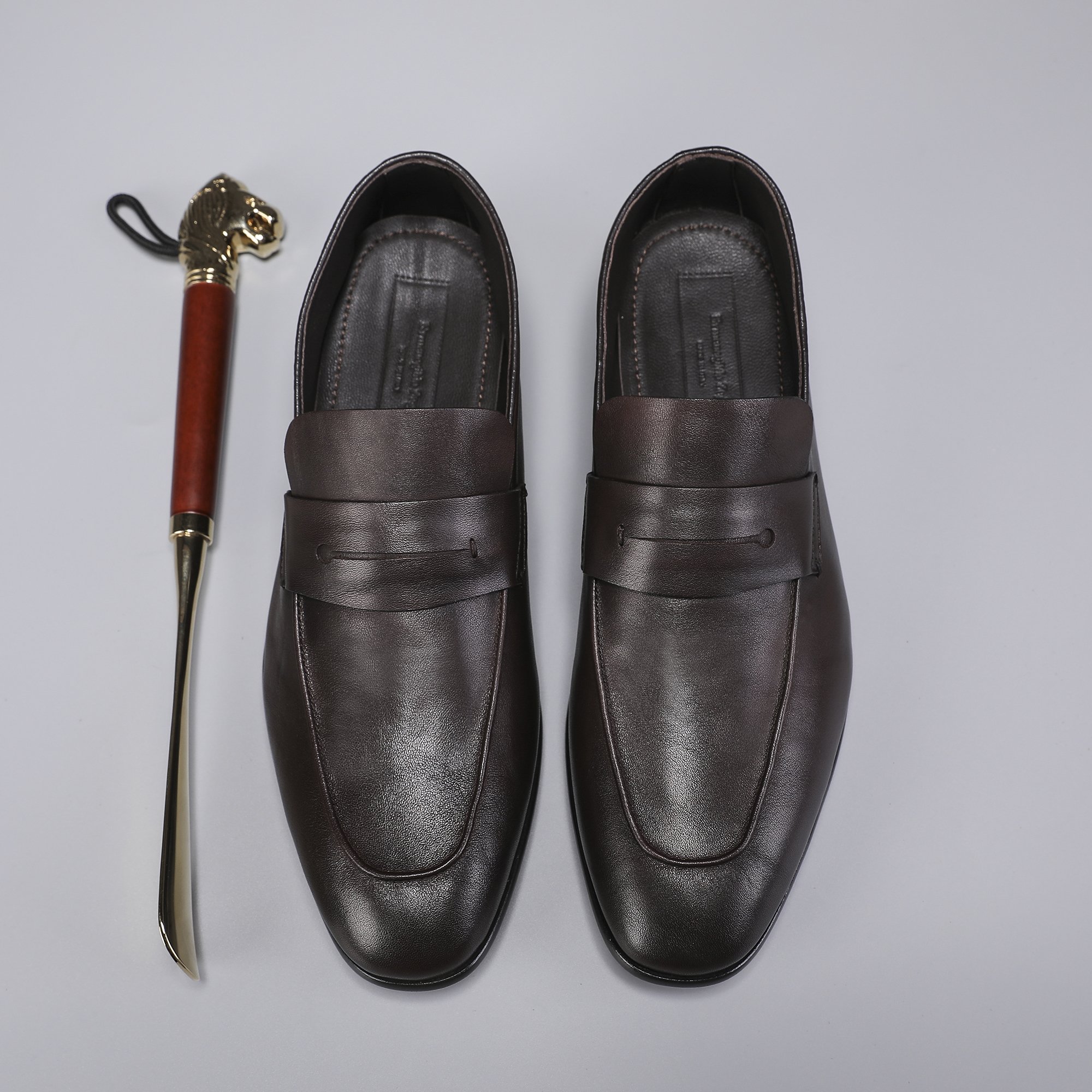 .New Zeg-L'Asola Loafer FlatsLos detalles de ojales a medida de L'Asola se inspiran en los trajes de