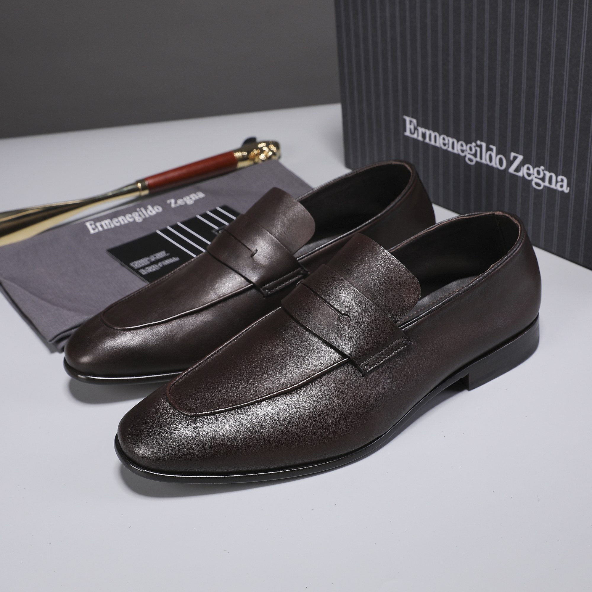 .New Zeg-L'Asola Loafer FlatsLos detalles de ojales a medida de L'Asola se inspiran en los trajes de