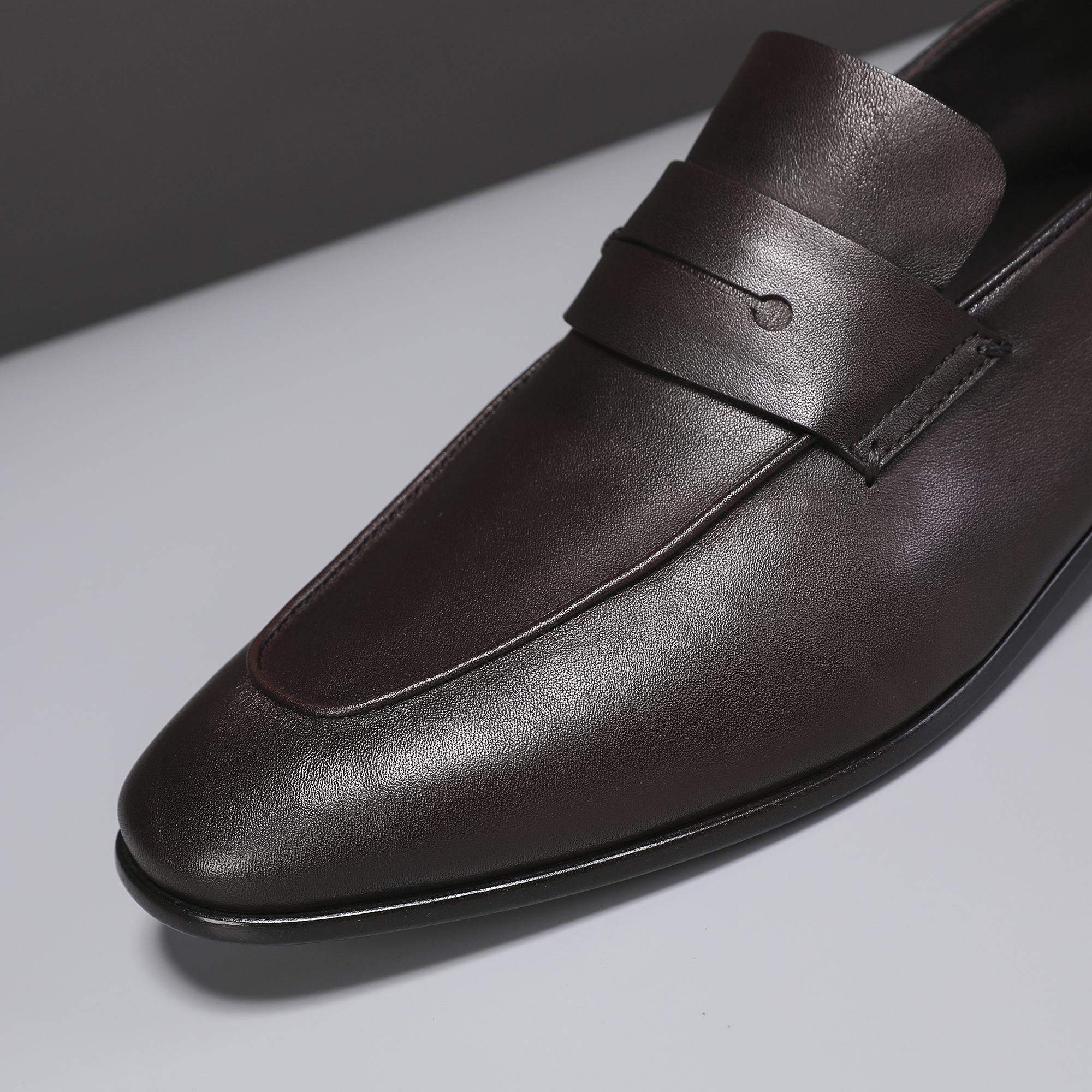 .New Zeg-L'Asola Loafer FlatsLos detalles de ojales a medida de L'Asola se inspiran en los trajes de