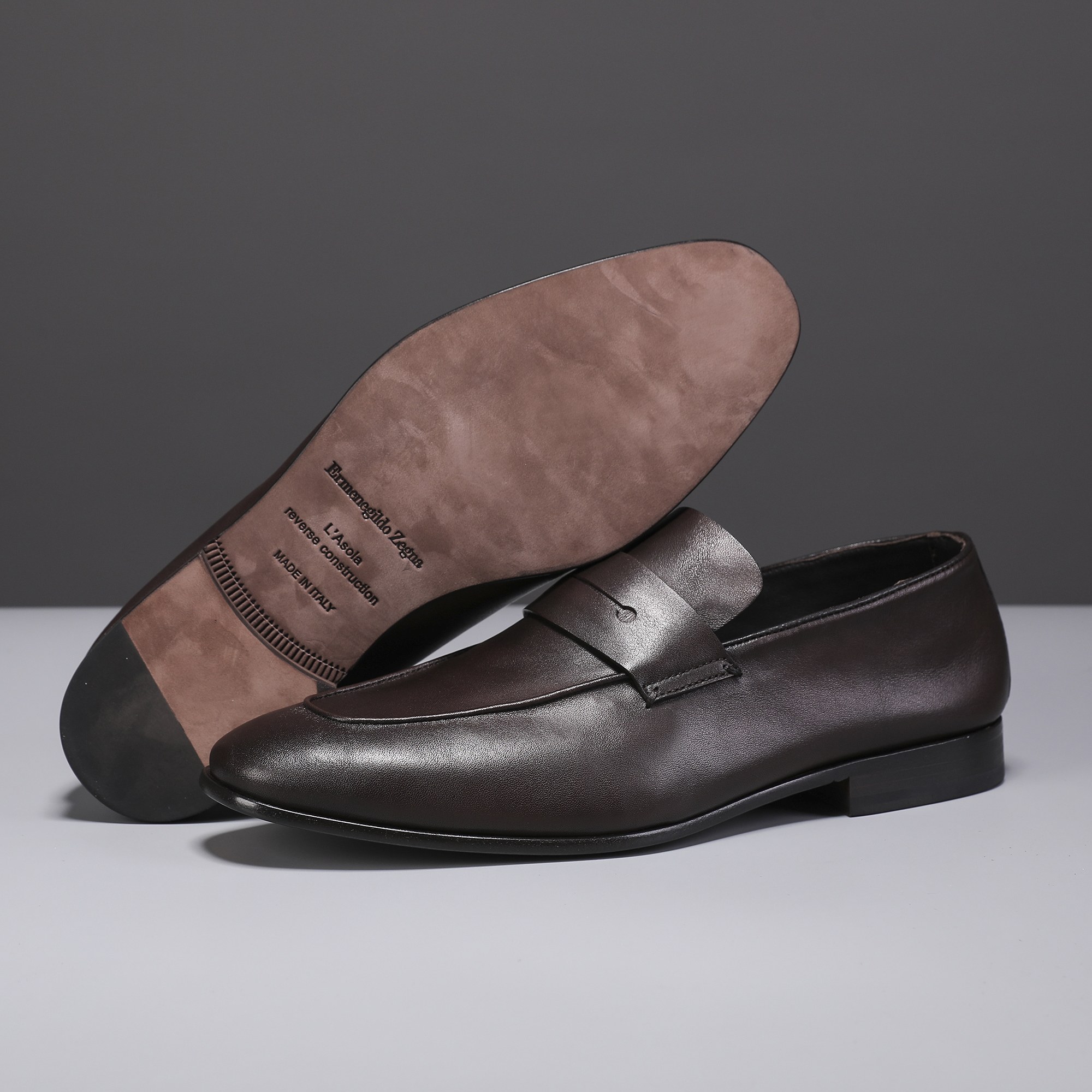 .New Zeg-L'Asola Loafer FlatsLos detalles de ojales a medida de L'Asola se inspiran en los trajes de