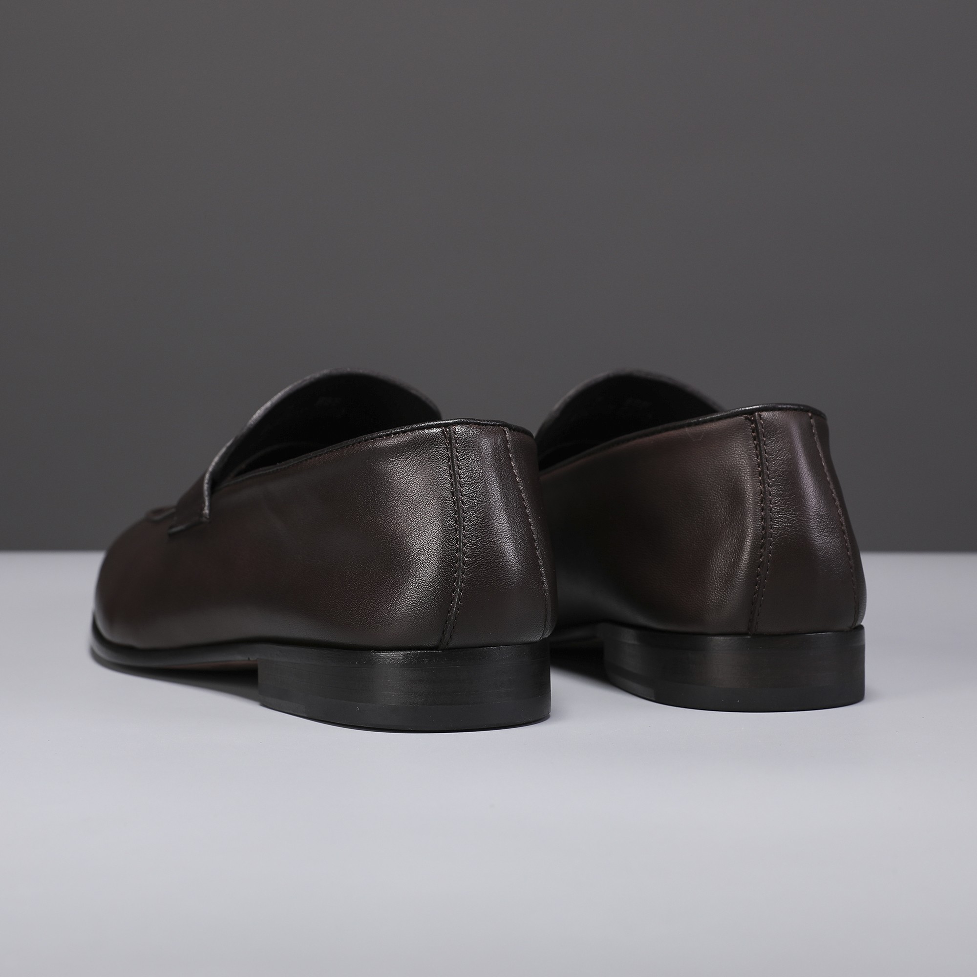 .New Zeg-L'Asola Loafer FlatsLos detalles de ojales a medida de L'Asola se inspiran en los trajes de