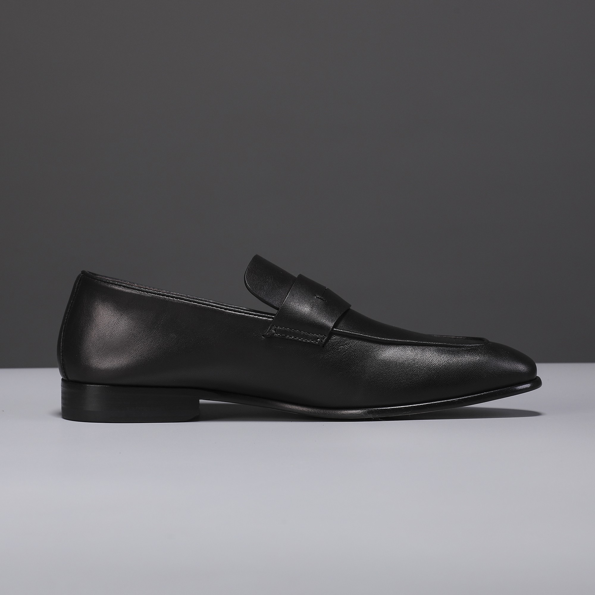 .New Zeg-L'Asola Loafer FlatsLos detalles de ojales a medida de L'Asola se inspiran en los trajes de