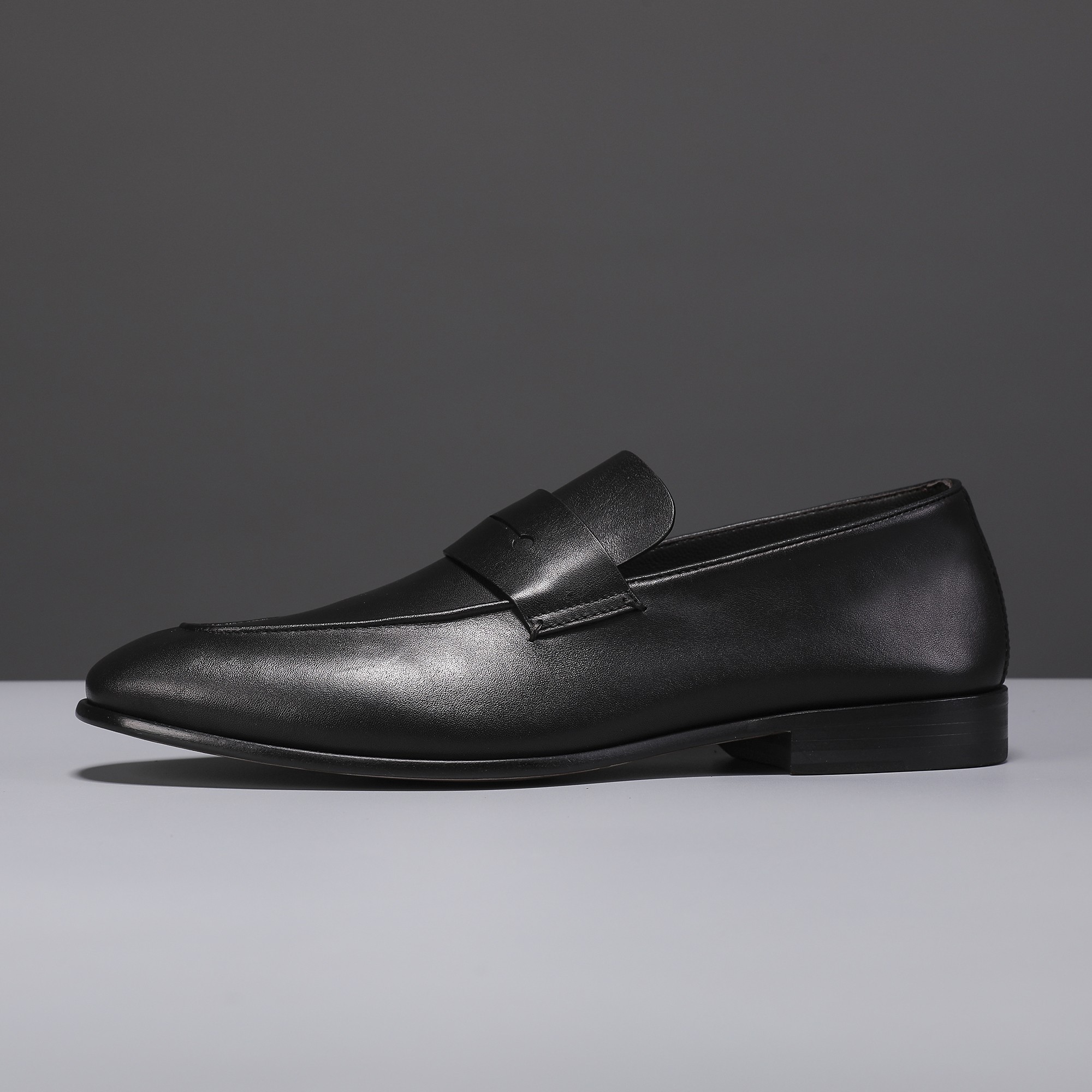 .New Zeg-L'Asola Loafer FlatsLos detalles de ojales a medida de L'Asola se inspiran en los trajes de