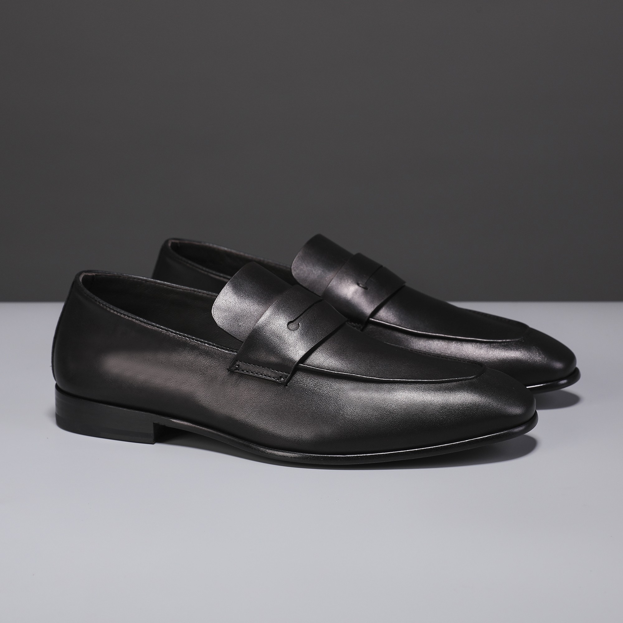 .New Zeg-L'Asola Loafer FlatsLos detalles de ojales a medida de L'Asola se inspiran en los trajes de