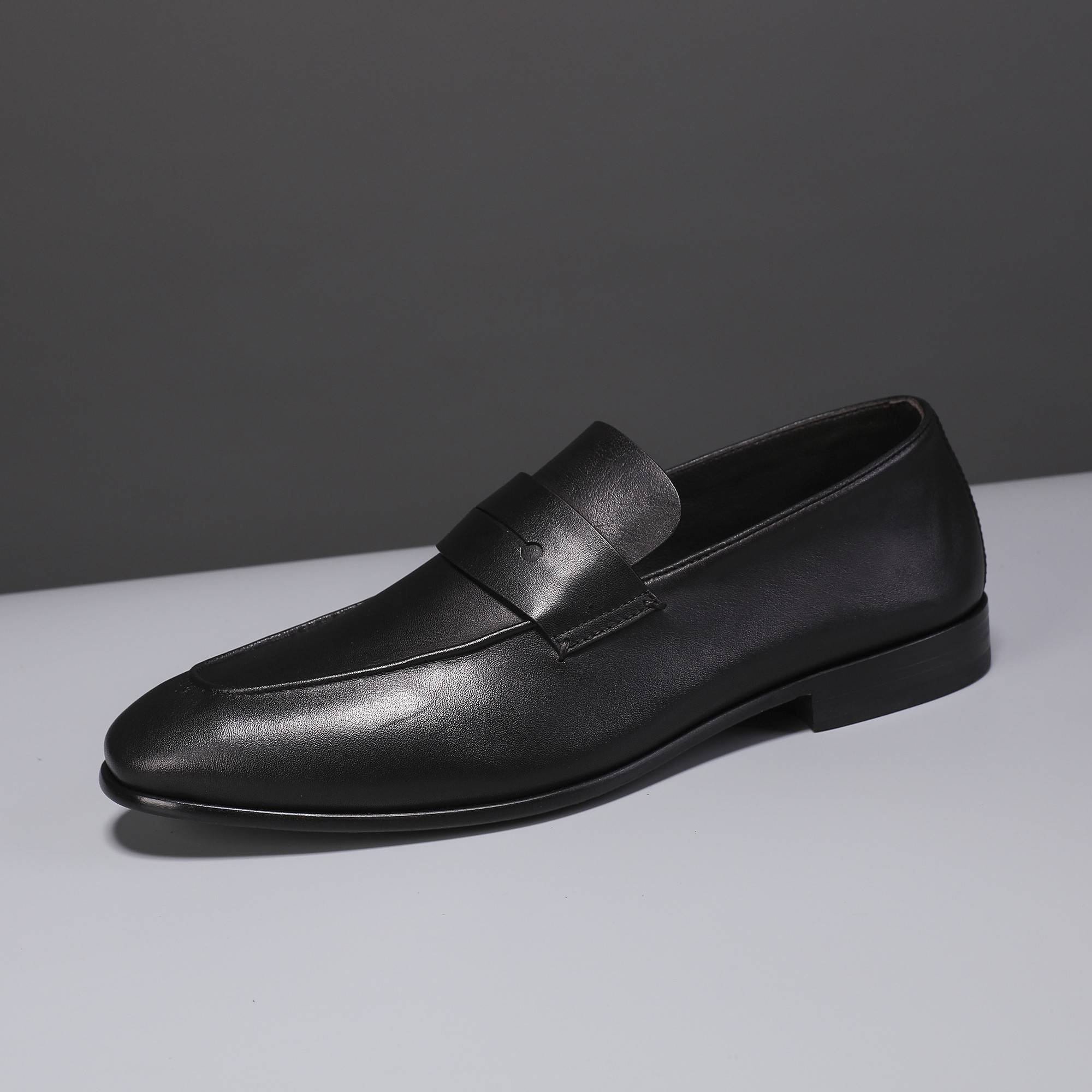 .New Zeg-L'Asola Loafer FlatsLos detalles de ojales a medida de L'Asola se inspiran en los trajes de
