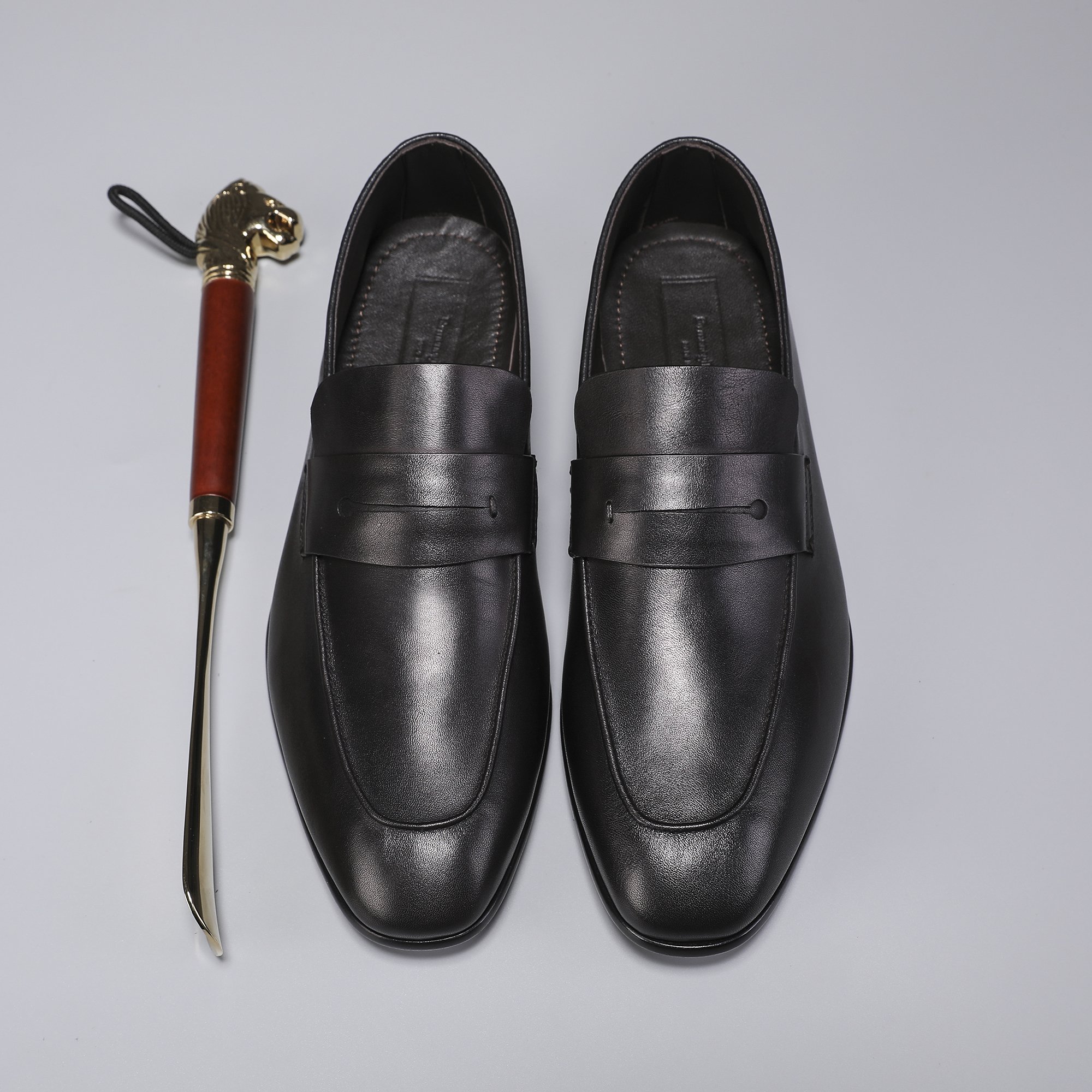 .New Zeg-L'Asola Loafer FlatsLos detalles de ojales a medida de L'Asola se inspiran en los trajes de