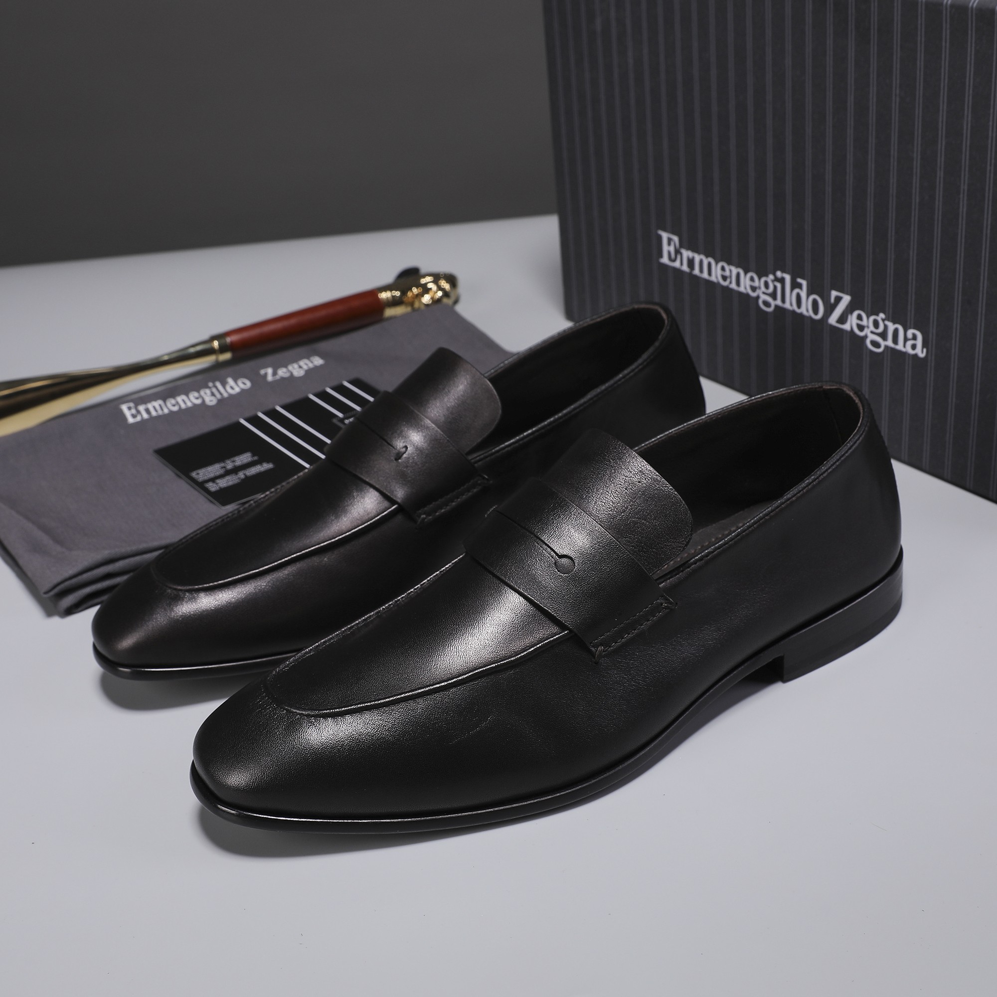 .New Zeg-L'Asola Loafer FlatsLos detalles de ojales a medida de L'Asola se inspiran en los trajes de