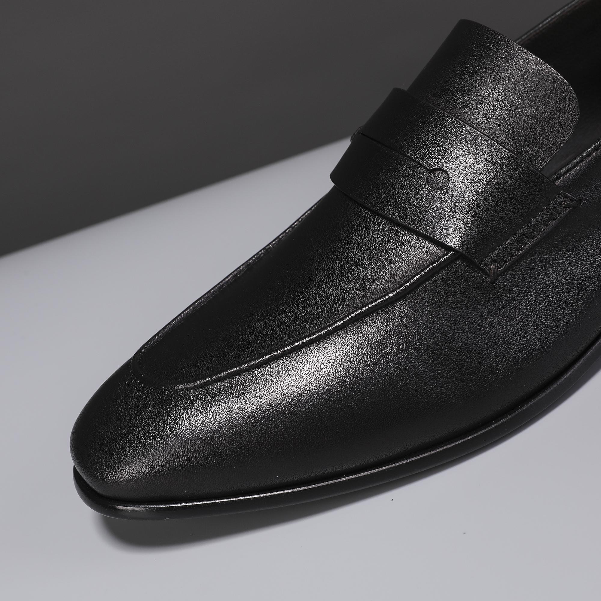 .New Zeg-L'Asola Loafer FlatsLos detalles de ojales a medida de L'Asola se inspiran en los trajes de