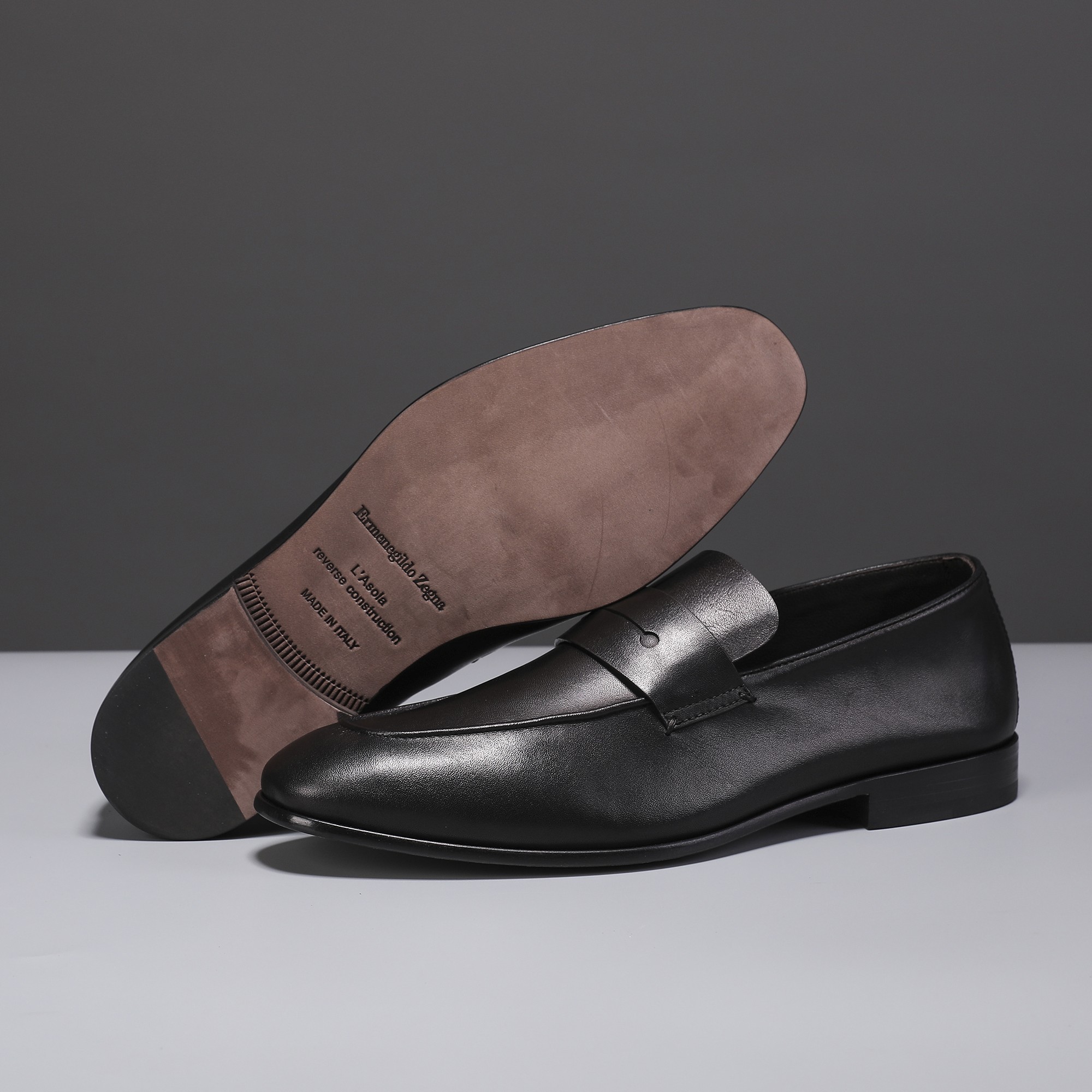 .New Zeg-L'Asola Loafer FlatsLos detalles de ojales a medida de L'Asola se inspiran en los trajes de