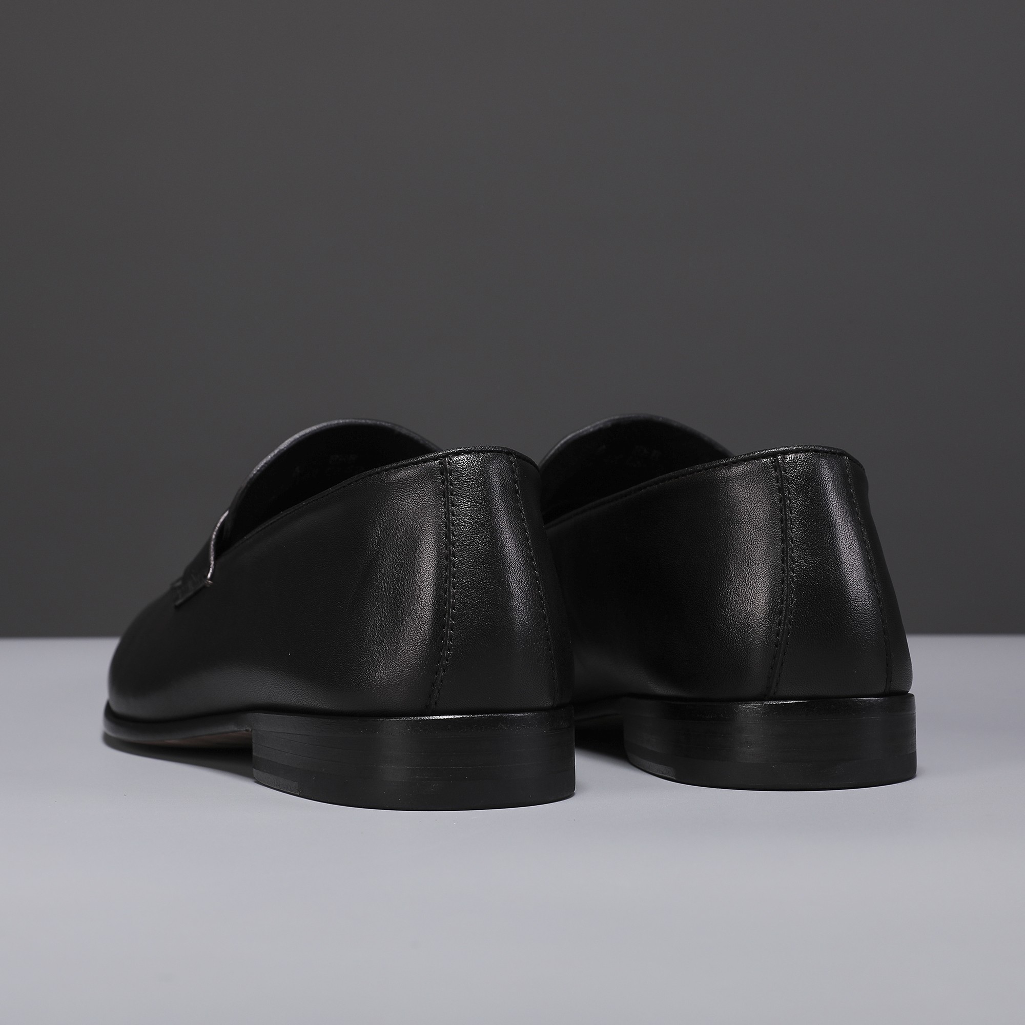 .New Zeg-L'Asola Loafer FlatsLos detalles de ojales a medida de L'Asola se inspiran en los trajes de