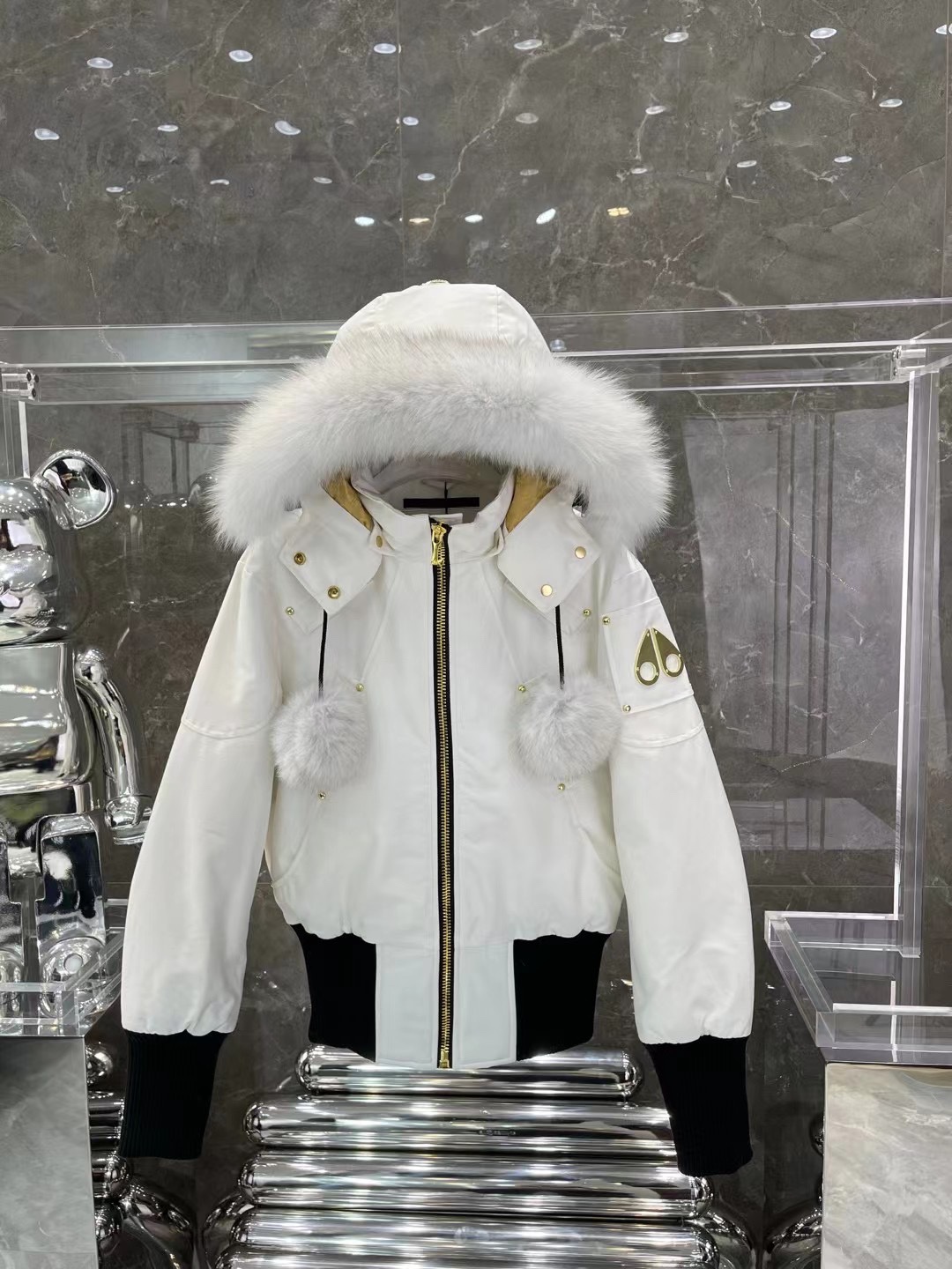 P570
)出厂
金剪刀 03女款 MOOSEKNUCKLESStagLake夹克羽绒服面料采用75d*150d棉尼龙防水外层面,金色MOOSELOGO提花衬里,表面经过杜邦公司生产的Teflon特殊防护涂层处理后可防风防溅水,里料采用40d*40d100锦纶消光尼丝纺,高密度内里衬布(绗缝防钻绒保护层),多层防护减少钻绒几率,采用芬兰狐狸毛,触感柔软顺滑无比,根部紧密,排列坚挺,区别市面毛一压就扁不会回弹,原厂金黄铜YKK前拉链,原厂重型拉链采用韧性金属打造,具有防水防冻防锈等特性,成本非常高昂,内里填充80/20绒每盎司650CC蓬度绒朵,上身裹性十足,定织袖口具有高弹性+高复原性特征袖子上有镀金的MOOSEKNUCKLESLOGL.全衣14颗柳丁全部都是通过手工缝制加固+包缝,标志作为品牌风格logo, .每处针车结尾封口处全部通过打枣处理,五金剪刀徽标采用双层材质定制,左边为哑光镍材质,右边为古董镍材质,3D光栅栏水洗标不同角度呈现不同的视觉效果,水洗标裱带全部采用高频压胶处理,全部原厂细节,诚意满满,放心买卖 Size:XS—XL