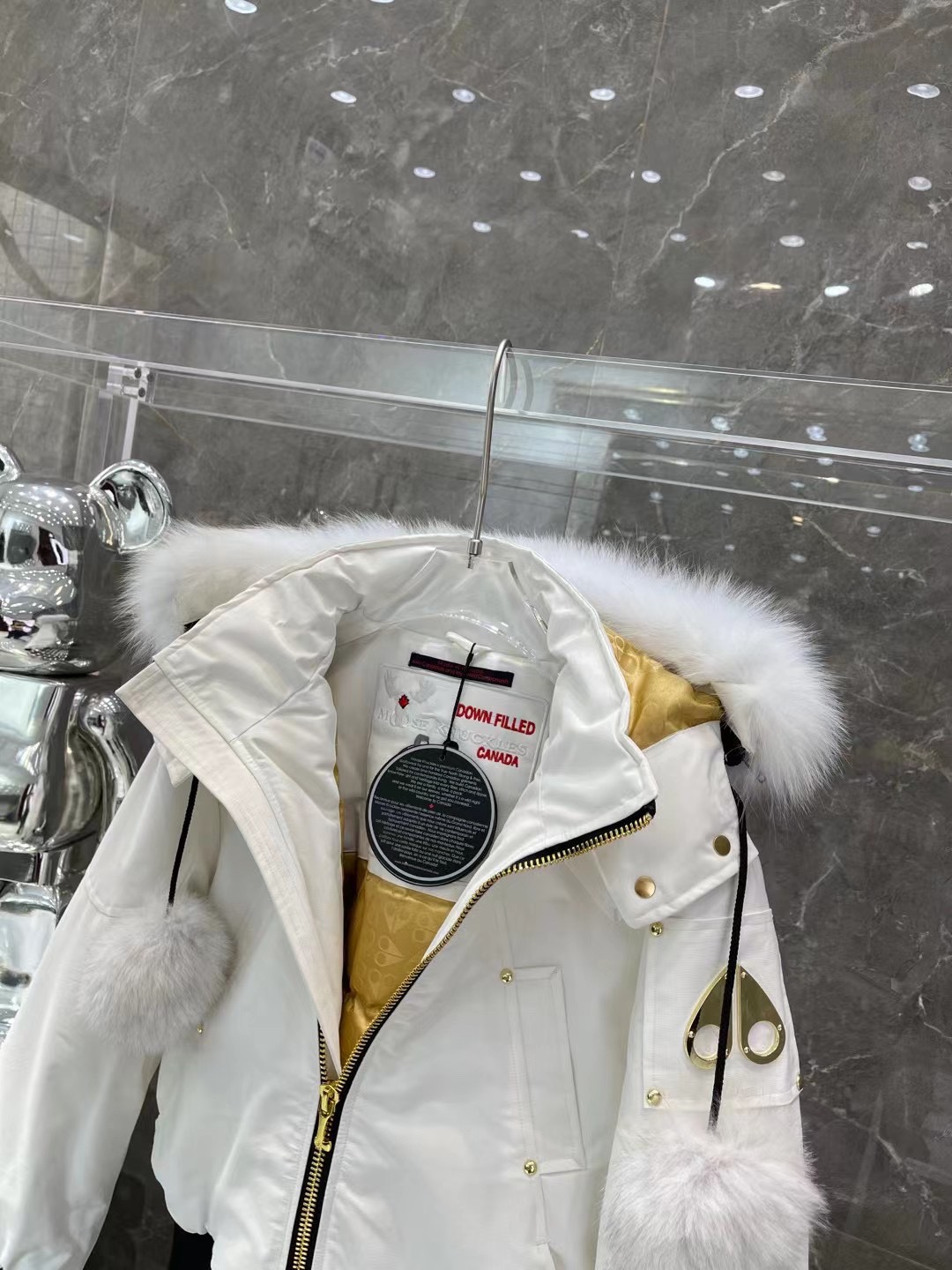 P570
)出厂
金剪刀 03女款 MOOSEKNUCKLESStagLake夹克羽绒服面料采用75d*150d棉尼龙防水外层面,金色MOOSELOGO提花衬里,表面经过杜邦公司生产的Teflon特殊防护涂层处理后可防风防溅水,里料采用40d*40d100锦纶消光尼丝纺,高密度内里衬布(绗缝防钻绒保护层),多层防护减少钻绒几率,采用芬兰狐狸毛,触感柔软顺滑无比,根部紧密,排列坚挺,区别市面毛一压就扁不会回弹,原厂金黄铜YKK前拉链,原厂重型拉链采用韧性金属打造,具有防水防冻防锈等特性,成本非常高昂,内里填充80/20绒每盎司650CC蓬度绒朵,上身裹性十足,定织袖口具有高弹性+高复原性特征袖子上有镀金的MOOSEKNUCKLESLOGL.全衣14颗柳丁全部都是通过手工缝制加固+包缝,标志作为品牌风格logo, .每处针车结尾封口处全部通过打枣处理,五金剪刀徽标采用双层材质定制,左边为哑光镍材质,右边为古董镍材质,3D光栅栏水洗标不同角度呈现不同的视觉效果,水洗标裱带全部采用高频压胶处理,全部原厂细节,诚意满满,放心买卖 Size:XS—XL