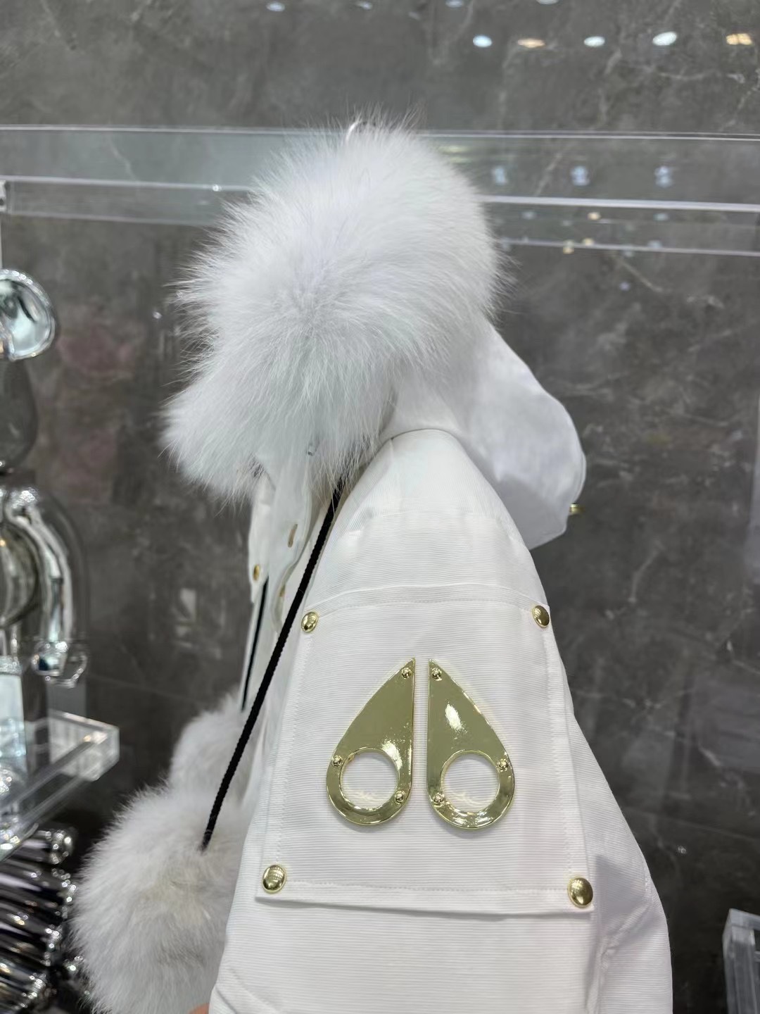 P570
)出厂
金剪刀 03女款 MOOSEKNUCKLESStagLake夹克羽绒服面料采用75d*150d棉尼龙防水外层面,金色MOOSELOGO提花衬里,表面经过杜邦公司生产的Teflon特殊防护涂层处理后可防风防溅水,里料采用40d*40d100锦纶消光尼丝纺,高密度内里衬布(绗缝防钻绒保护层),多层防护减少钻绒几率,采用芬兰狐狸毛,触感柔软顺滑无比,根部紧密,排列坚挺,区别市面毛一压就扁不会回弹,原厂金黄铜YKK前拉链,原厂重型拉链采用韧性金属打造,具有防水防冻防锈等特性,成本非常高昂,内里填充80/20绒每盎司650CC蓬度绒朵,上身裹性十足,定织袖口具有高弹性+高复原性特征袖子上有镀金的MOOSEKNUCKLESLOGL.全衣14颗柳丁全部都是通过手工缝制加固+包缝,标志作为品牌风格logo, .每处针车结尾封口处全部通过打枣处理,五金剪刀徽标采用双层材质定制,左边为哑光镍材质,右边为古董镍材质,3D光栅栏水洗标不同角度呈现不同的视觉效果,水洗标裱带全部采用高频压胶处理,全部原厂细节,诚意满满,放心买卖 Size:XS—XL