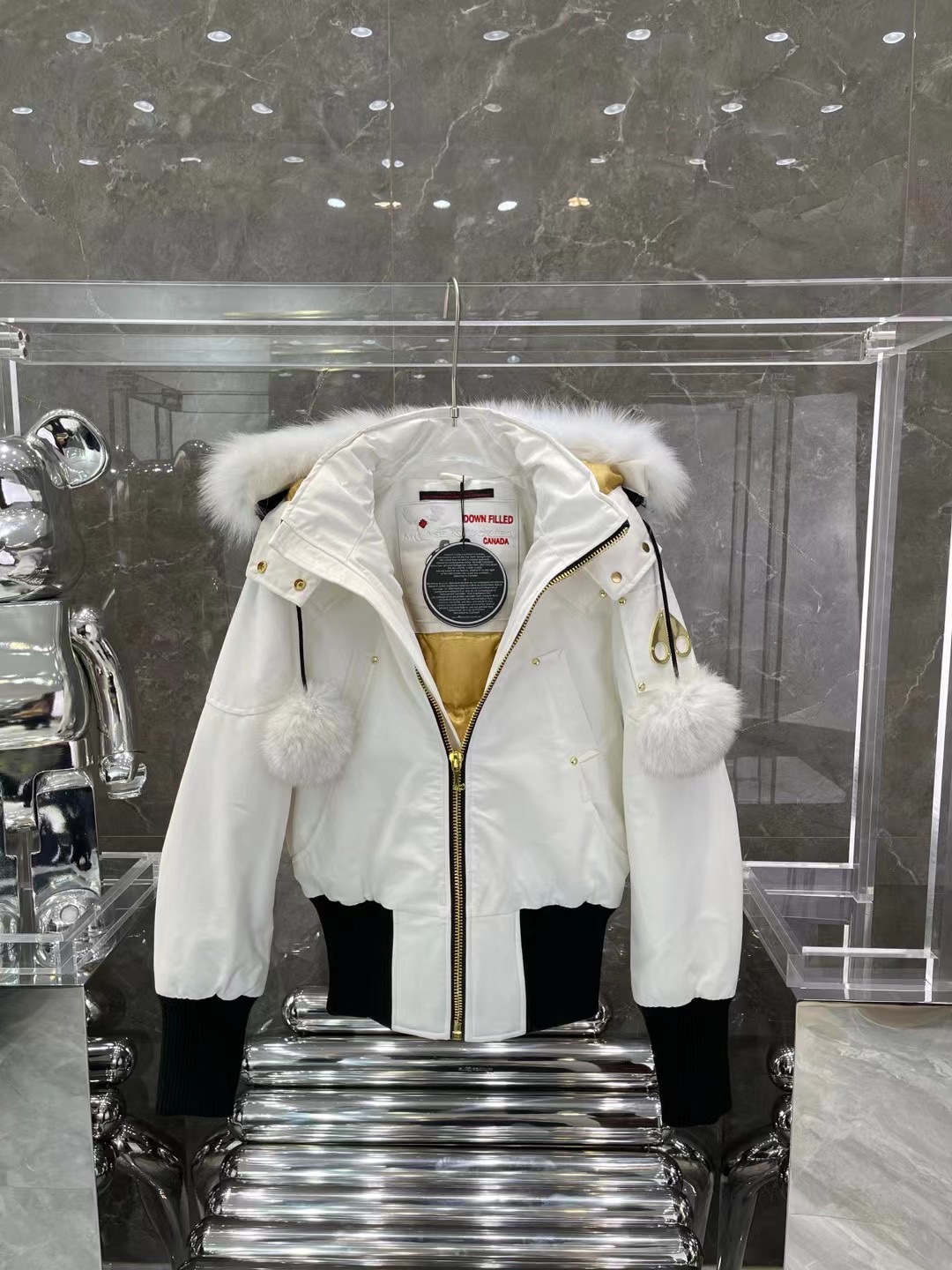 P570
)出厂
金剪刀 03女款 MOOSEKNUCKLESStagLake夹克羽绒服面料采用75d*150d棉尼龙防水外层面,金色MOOSELOGO提花衬里,表面经过杜邦公司生产的Teflon特殊防护涂层处理后可防风防溅水,里料采用40d*40d100锦纶消光尼丝纺,高密度内里衬布(绗缝防钻绒保护层),多层防护减少钻绒几率,采用芬兰狐狸毛,触感柔软顺滑无比,根部紧密,排列坚挺,区别市面毛一压就扁不会回弹,原厂金黄铜YKK前拉链,原厂重型拉链采用韧性金属打造,具有防水防冻防锈等特性,成本非常高昂,内里填充80/20绒每盎司650CC蓬度绒朵,上身裹性十足,定织袖口具有高弹性+高复原性特征袖子上有镀金的MOOSEKNUCKLESLOGL.全衣14颗柳丁全部都是通过手工缝制加固+包缝,标志作为品牌风格logo, .每处针车结尾封口处全部通过打枣处理,五金剪刀徽标采用双层材质定制,左边为哑光镍材质,右边为古董镍材质,3D光栅栏水洗标不同角度呈现不同的视觉效果,水洗标裱带全部采用高频压胶处理,全部原厂细节,诚意满满,放心买卖 Size:XS—XL