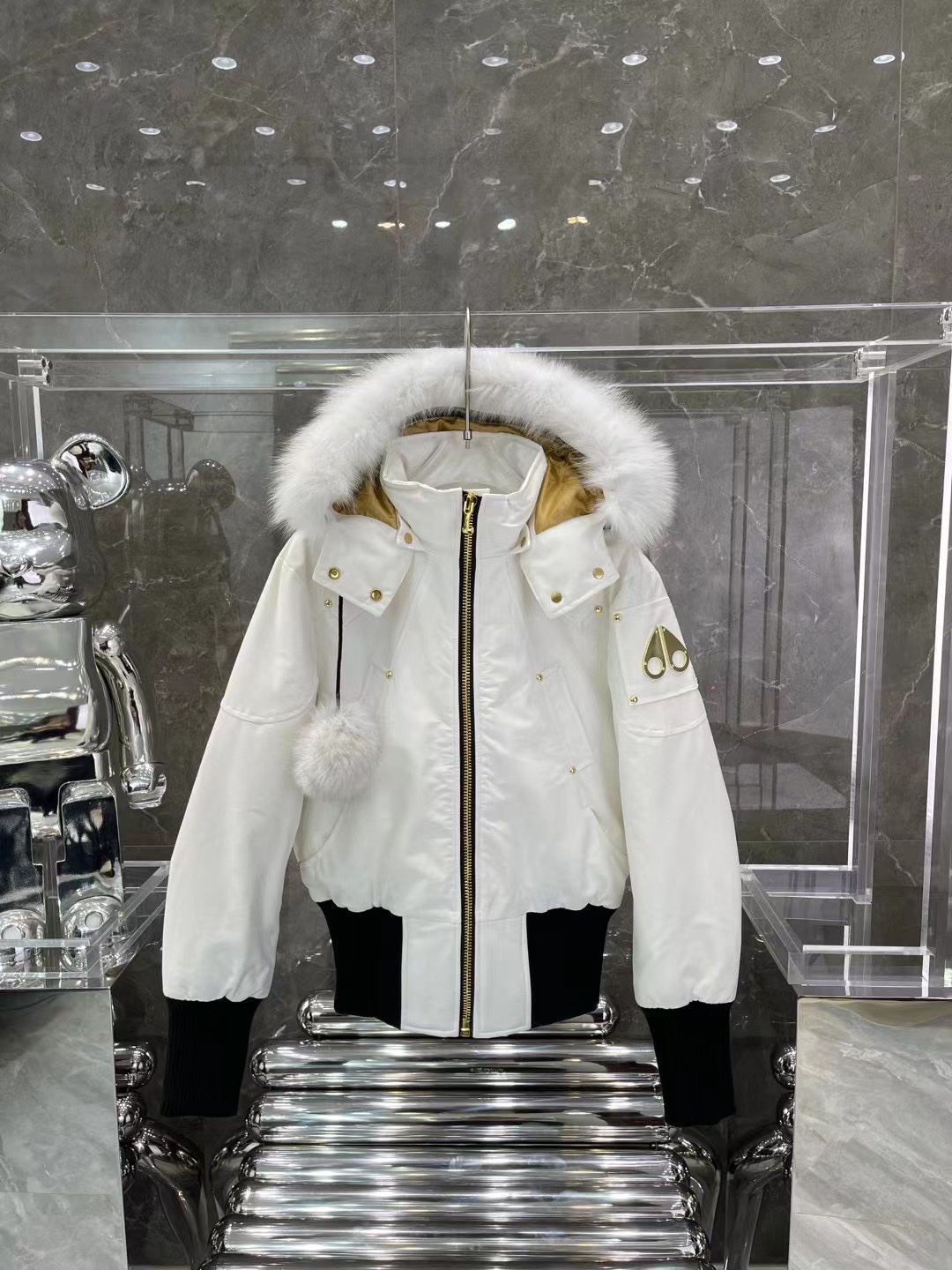 P570
)出厂
金剪刀 03女款 MOOSEKNUCKLESStagLake夹克羽绒服面料采用75d*150d棉尼龙防水外层面,金色MOOSELOGO提花衬里,表面经过杜邦公司生产的Teflon特殊防护涂层处理后可防风防溅水,里料采用40d*40d100锦纶消光尼丝纺,高密度内里衬布(绗缝防钻绒保护层),多层防护减少钻绒几率,采用芬兰狐狸毛,触感柔软顺滑无比,根部紧密,排列坚挺,区别市面毛一压就扁不会回弹,原厂金黄铜YKK前拉链,原厂重型拉链采用韧性金属打造,具有防水防冻防锈等特性,成本非常高昂,内里填充80/20绒每盎司650CC蓬度绒朵,上身裹性十足,定织袖口具有高弹性+高复原性特征袖子上有镀金的MOOSEKNUCKLESLOGL.全衣14颗柳丁全部都是通过手工缝制加固+包缝,标志作为品牌风格logo, .每处针车结尾封口处全部通过打枣处理,五金剪刀徽标采用双层材质定制,左边为哑光镍材质,右边为古董镍材质,3D光栅栏水洗标不同角度呈现不同的视觉效果,水洗标裱带全部采用高频压胶处理,全部原厂细节,诚意满满,放心买卖 Size:XS—XL