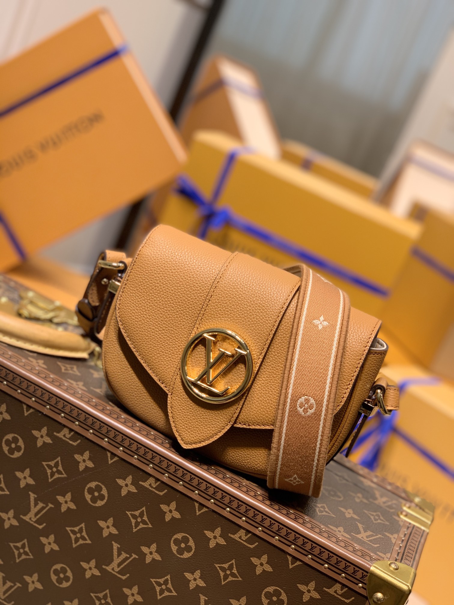 Louis Vuitton LV Pont 9 Soft 中号马鞍包 M58968金橘色