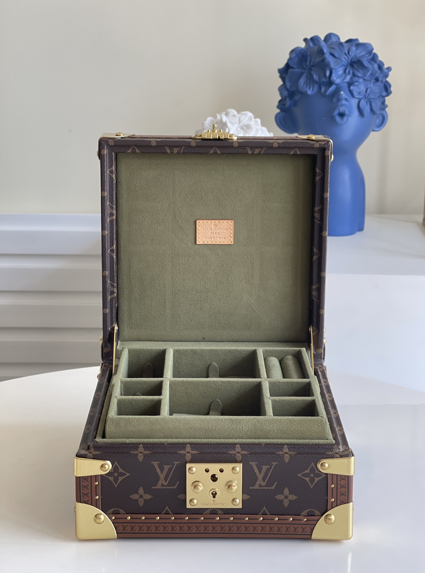 NO:397736,[Exclusive real-life M20040 jewelry box] can be stored in layers and in a classified manner. It is equipped with small pads to ensure proper storage of jewelry. The design is practical, safe and reliable, and is a good companion for traveling. Size 24 x 12.5 x 24 cm bd. [Warm reminder This model is not in stock, needs to be customized, and does not come with packaging. Other materials and colors are exclusively customized, please contact customer service], LV [original leather], louis vuitton, earrings, necklace, bracelet, ring, bracelet], LV [original leather], louis vuitton, earrings, necklace, bracelet, ring, bracelet], LV [Original leather], louis vuitton, earrings, necklace, bracelet, ring, bracelet], LV [Original leather], louis vuitton, earrings, necklace, bracelet, ring, bracelet], LV [Original leather], louis vuitton, earrings, necklace, bracelet, ring, bracelet], LV [Original leather], louis vuitton, earrings, necklace, bracelet, ring, bracelet], LV [Original leather], louis vuitton, earrings, necklace, bracelet, ring, bracelet], LV [Original leather], louis vuitton, earrings, necklace, bracelet, ring, bracelet], LV [Original leather], louis vuitton, earrings, necklace, bracelet, ring, bracelet], LV [Original leather], louis vuitton, earrings, necklace, bracelet, ring, bracelet], LV [Original leather], louis vuitton, earrings, necklace, bracelet, ring, brace19860909【独家实拍M20040饰品盒】可分层分类存放戒指、项链、手链、耳环与手镯.配有小衬垫,确保珠宝存放妥善.设计实用、安全牢靠,是外出旅行的好伴侣.尺寸24 x 12.5 x 24 厘米 bd. .【温馨提示此款无现货,需定制,不配包装.其他材质、颜色独家定制,请联系客服】,LV【原厂皮】,louis vuitton,earrings,necklace,bracelet,ring,bracelet,Bag