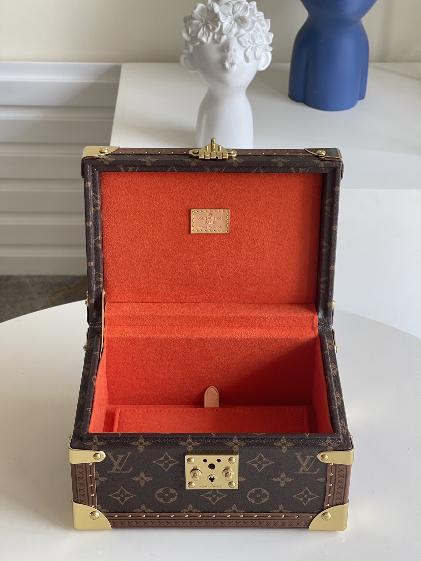 NO:397734,[Exclusive real photo M20292 storage box] This jewelry box is wrapped in a simple Monogram canvas and can properly store letters, jewelry or other small valuables. Size 24 x 13 x 17 cm bd. [Warm reminder that this model is not in stock, needs to be customized, and does not match packaging. Exclusively customized for other materials and colors, please contact customer service], LV [original leather], louis vuitton19860909【独家实拍M20292收纳盒】本款珠宝箱以素雅的 Monogram 帆布包裹明丽内衬,可妥善存放信件、珠宝或其他小件贵重物品.尺寸24 x 13 x 17 厘米 bd.【温馨提示此款无现货,需定制,不配包装.其他材质、颜色独家定制,请联系客服】,LV【原厂皮】,louis vuitton,Bag