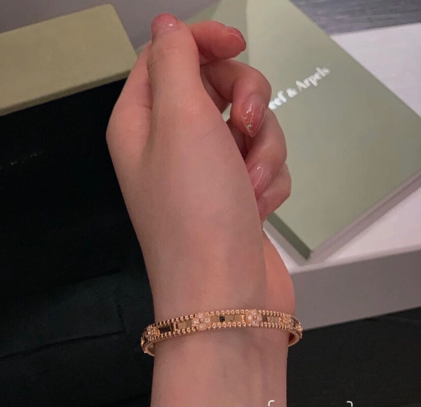 Van Cleef Arpels Perlee sweet clovers bracelet Rose gold with diamond accents 17cm